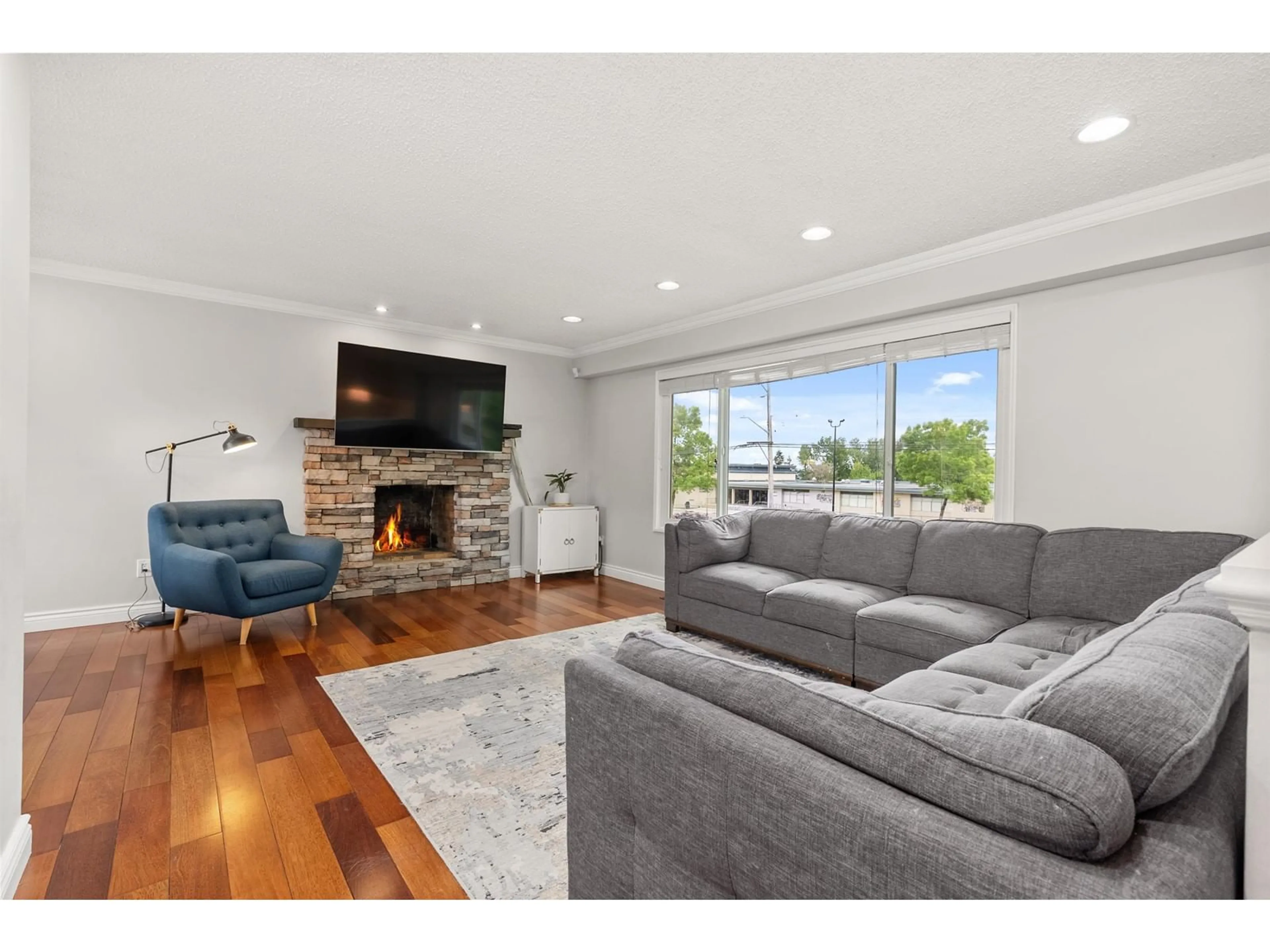 Living room with furniture, wood/laminate floor for 5840 184, Surrey British Columbia V3S4N3