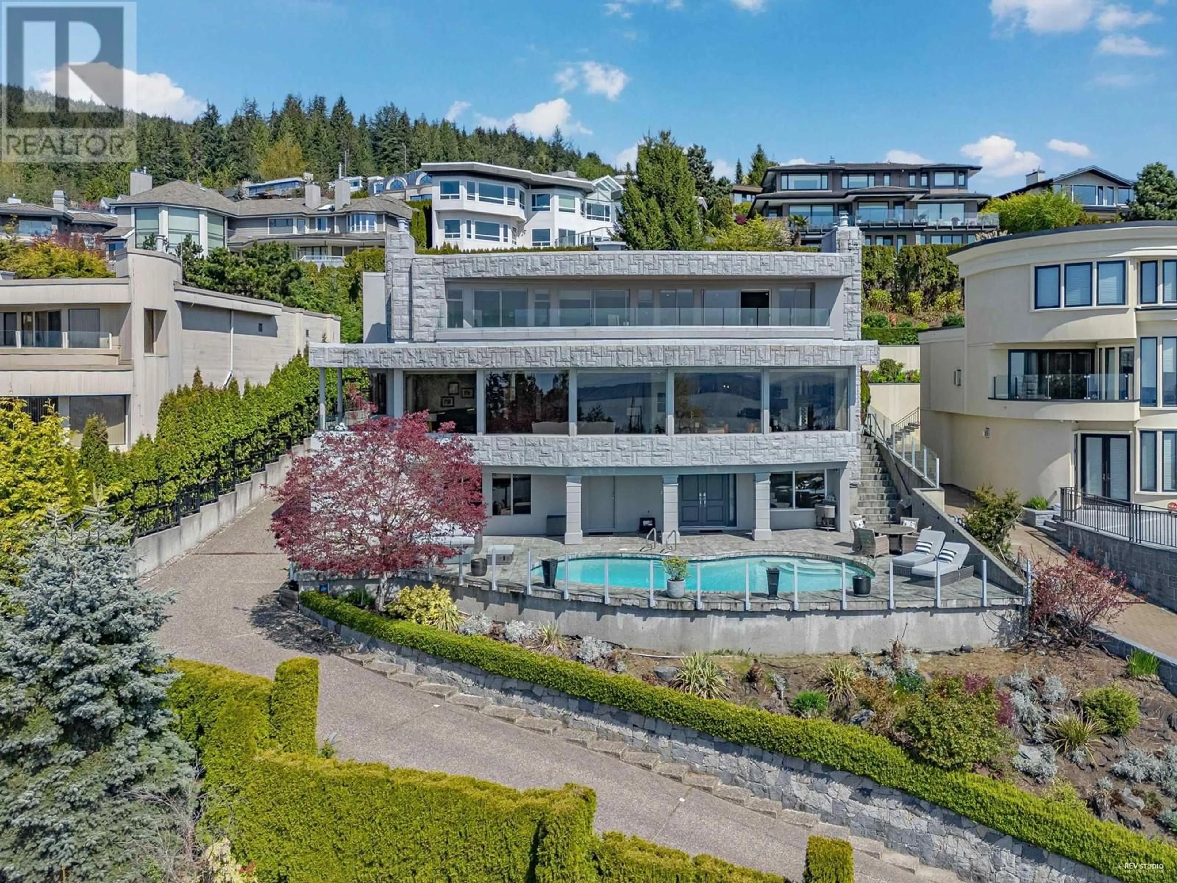 A pic from outside/outdoor area/front of a property/back of a property/a pic from drone, unknown for 1439 CHIPPENDALE ROAD, West Vancouver British Columbia V7S2N7