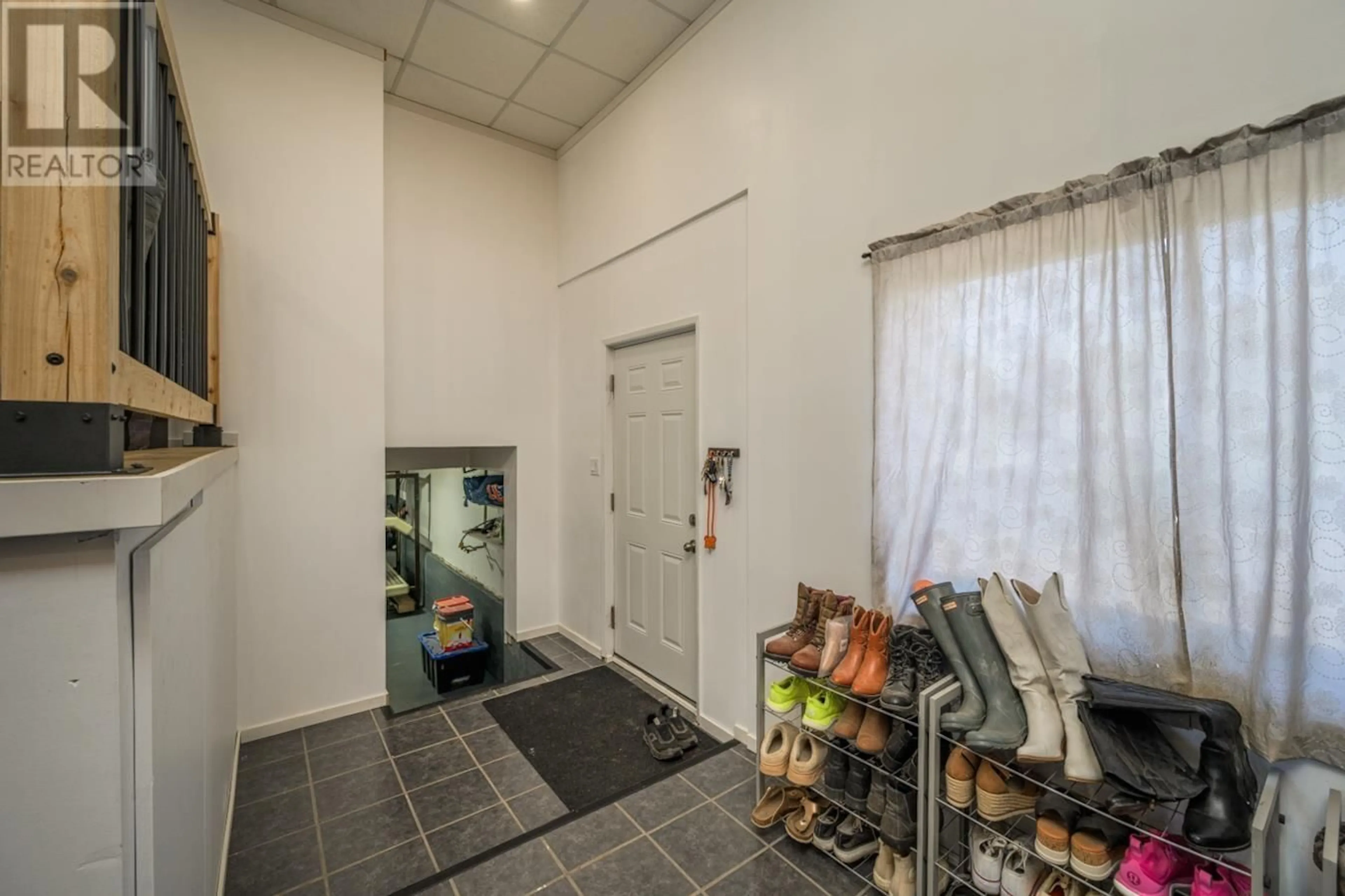 Indoor foyer for 8110 HART HIGHWAY, Prince George British Columbia V2K3B5