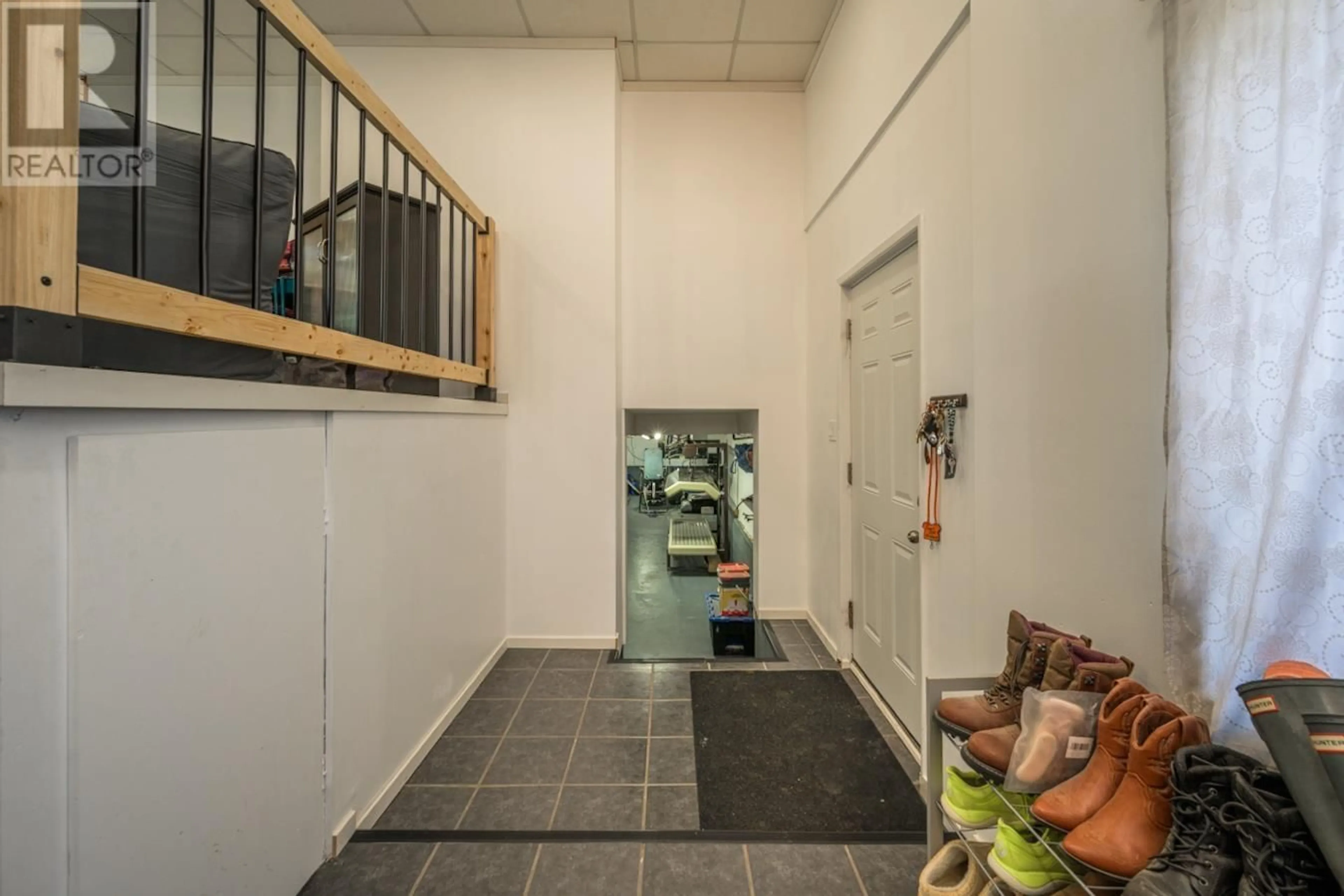 Indoor foyer for 8110 HART HIGHWAY, Prince George British Columbia V2K3B5