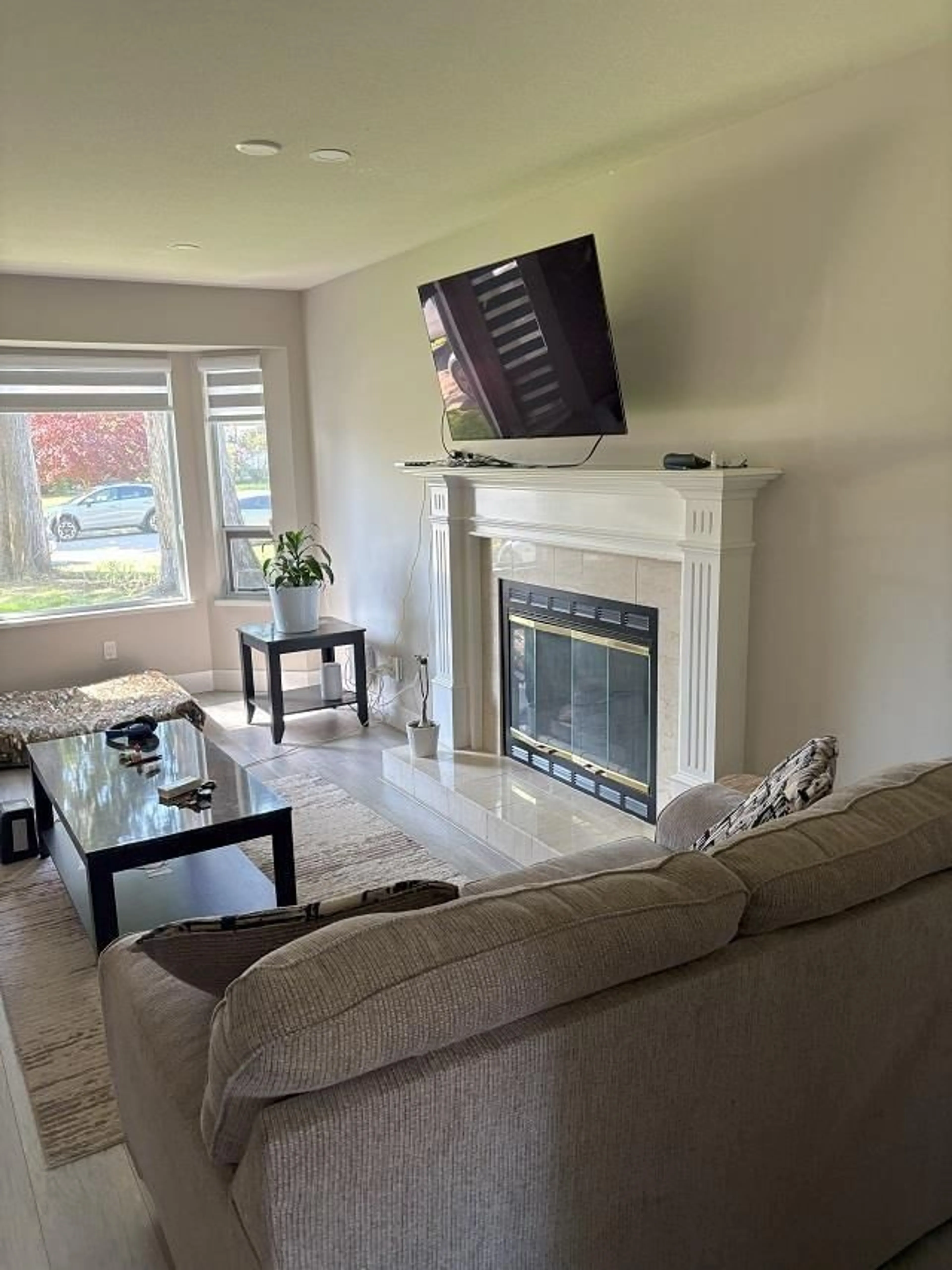 Living room with furniture, unknown for 15731 96A, Surrey British Columbia V4N2T2