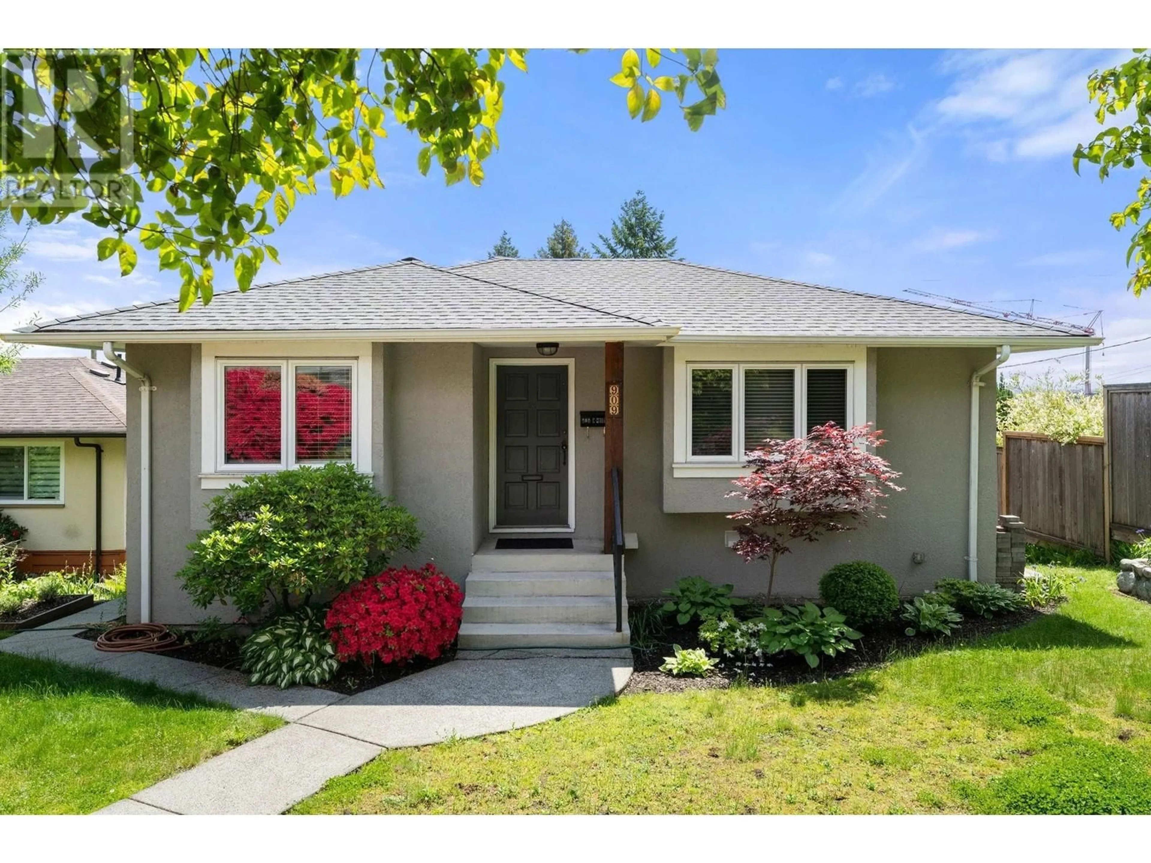 Home with vinyl exterior material, street for 909 KEITH ROAD, North Vancouver British Columbia V7L1X1