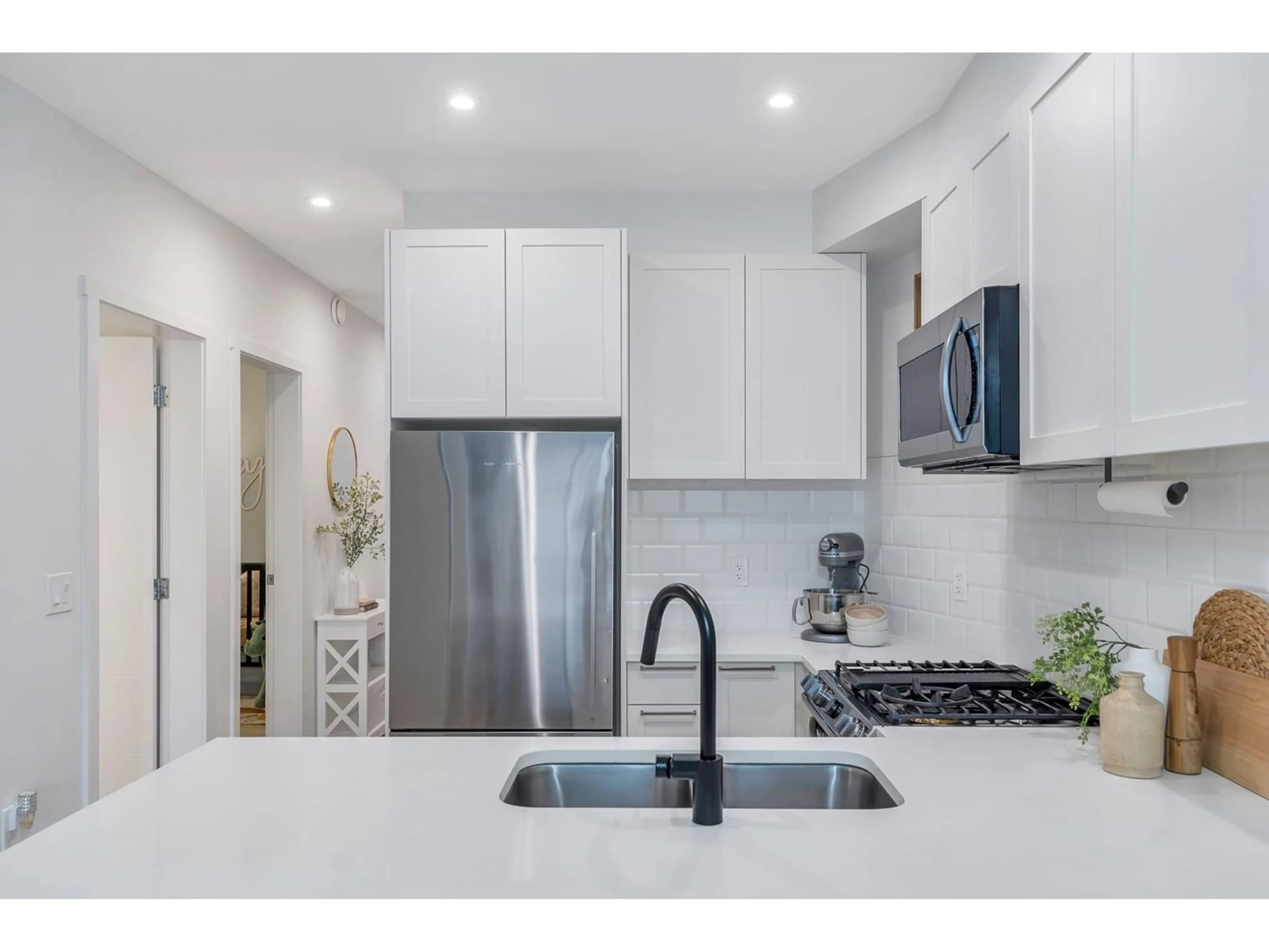 Open concept kitchen, ceramic/tile floor for 102 - 5415 BRYDON, Langley British Columbia V3A0N4