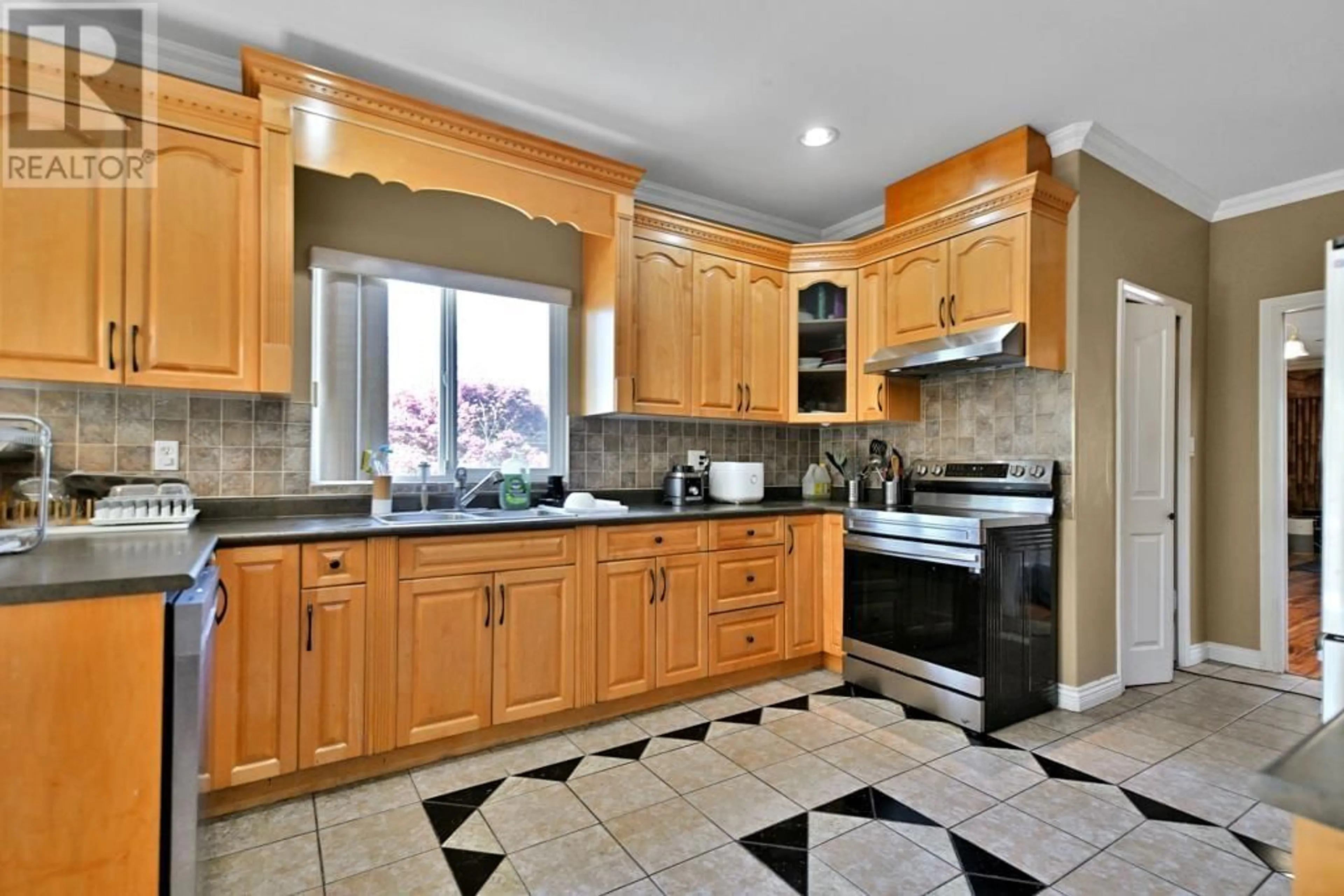 Standard kitchen, ceramic/tile floor for 21008 BARKER AVENUE, Maple Ridge British Columbia V2X8R6