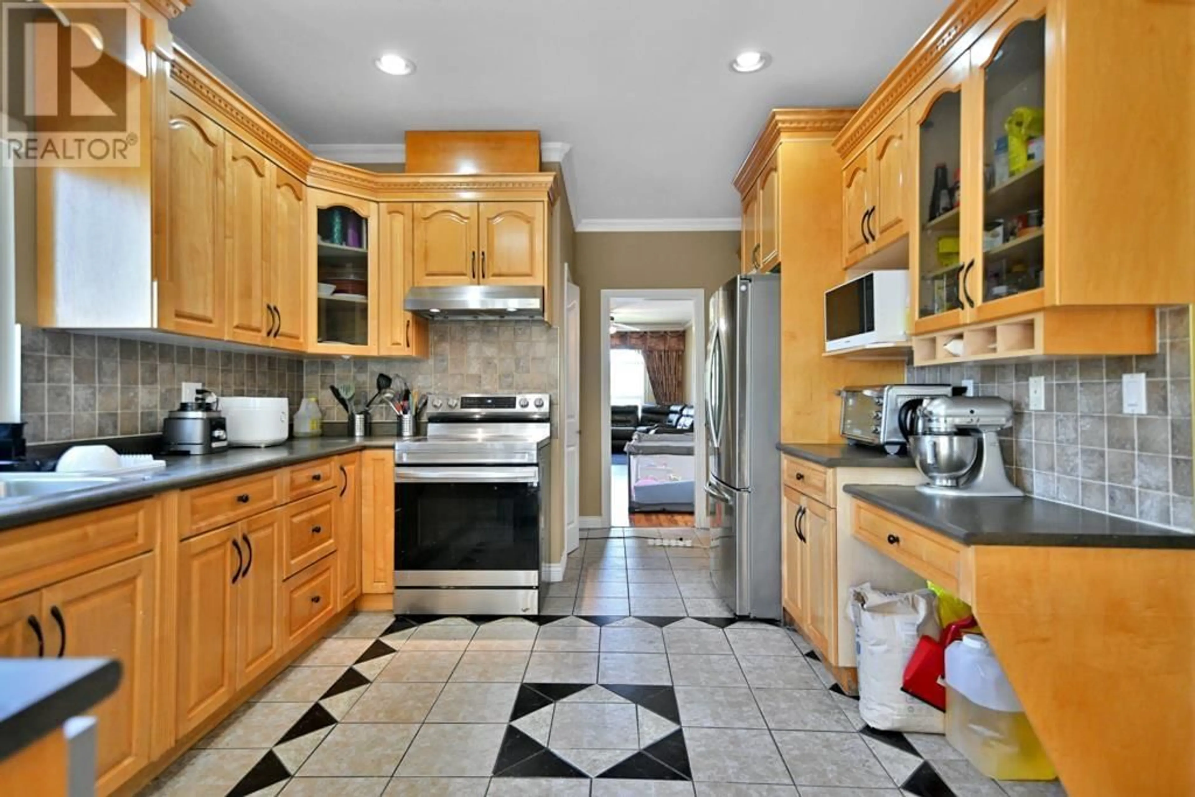 Standard kitchen, ceramic/tile floor for 21008 BARKER AVENUE, Maple Ridge British Columbia V2X8R6