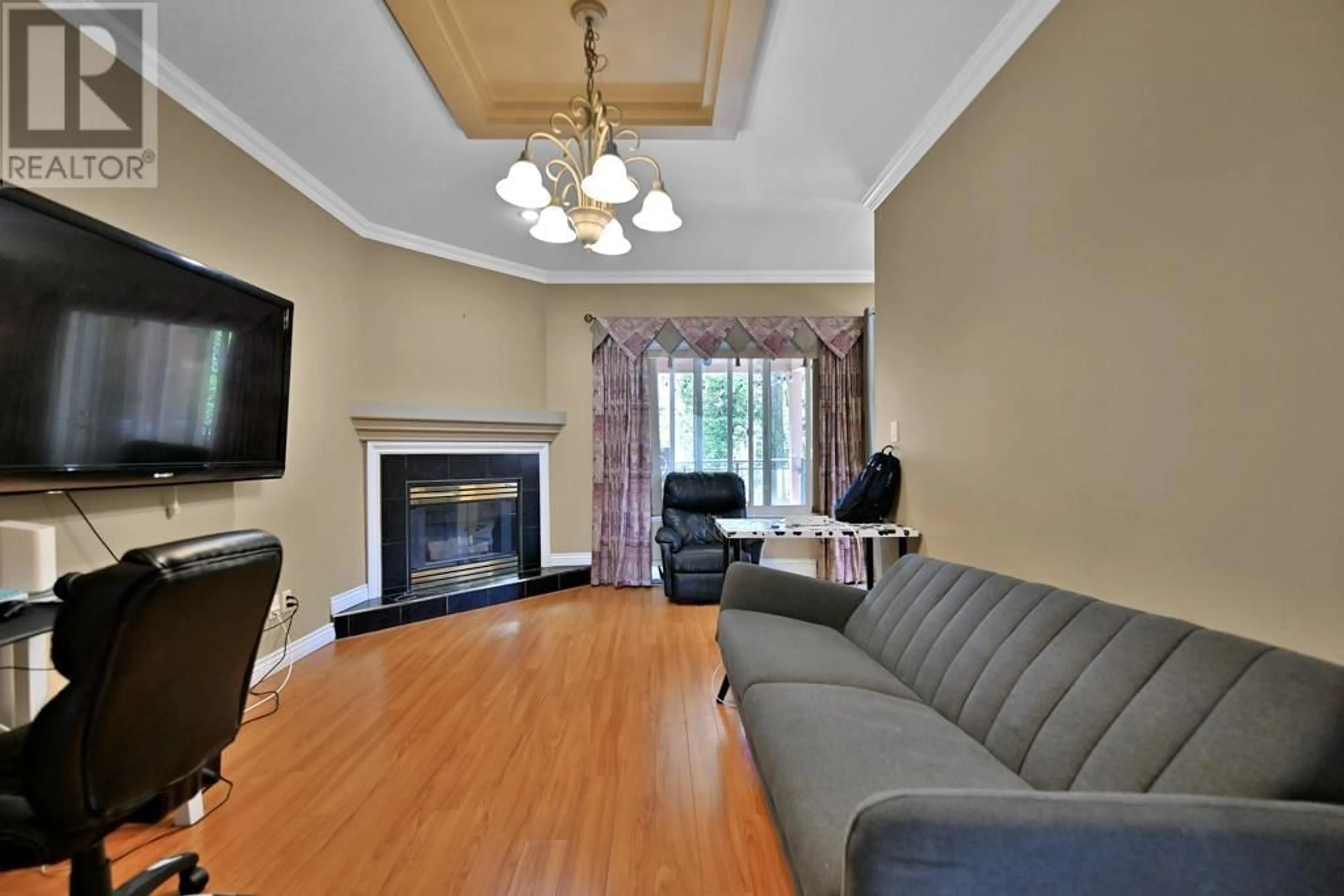 Living room with furniture, wood/laminate floor for 21008 BARKER AVENUE, Maple Ridge British Columbia V2X8R6