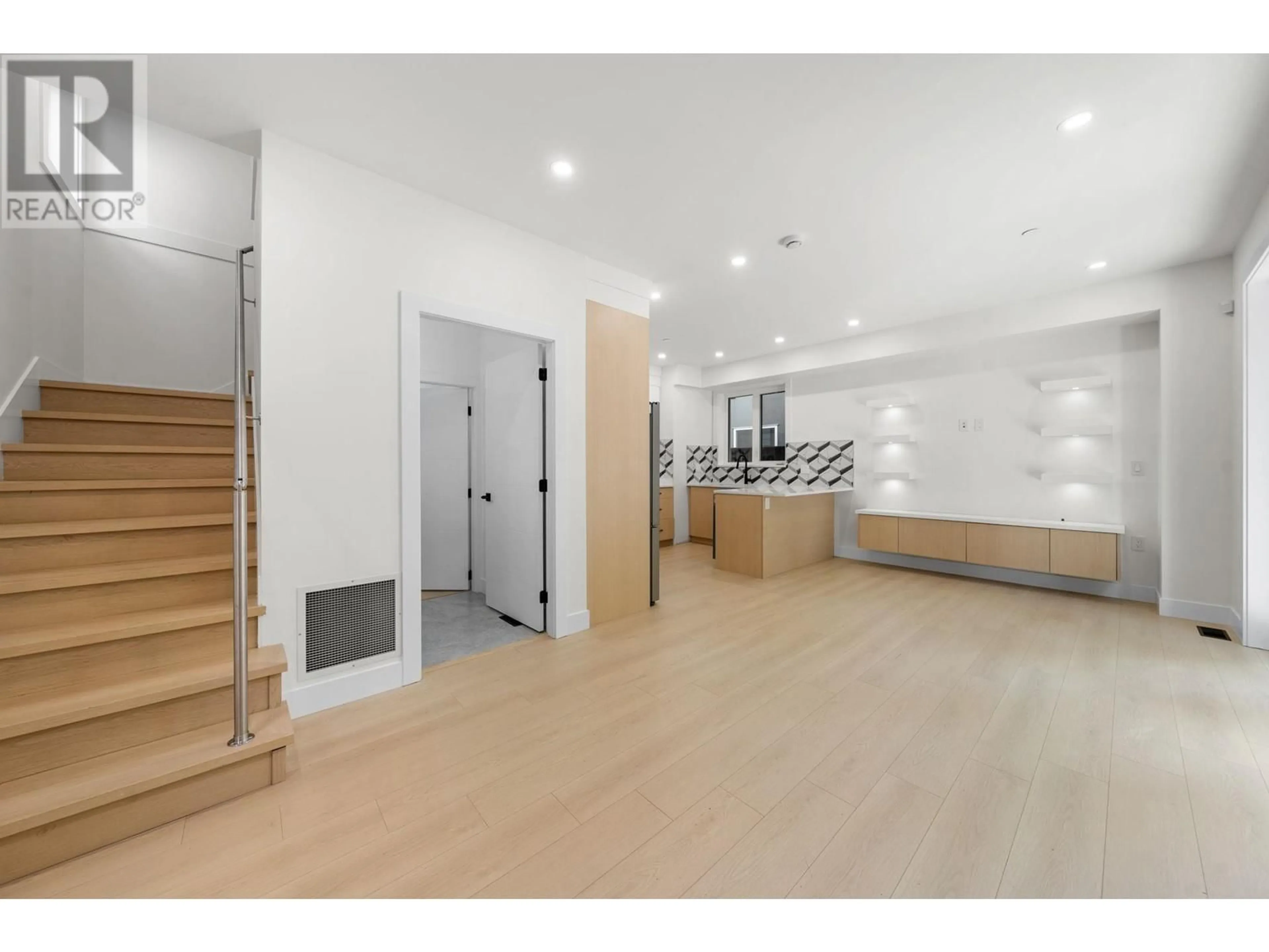 Indoor foyer for 3425 ARCHIMEDES STREET, Vancouver British Columbia V5R4W4