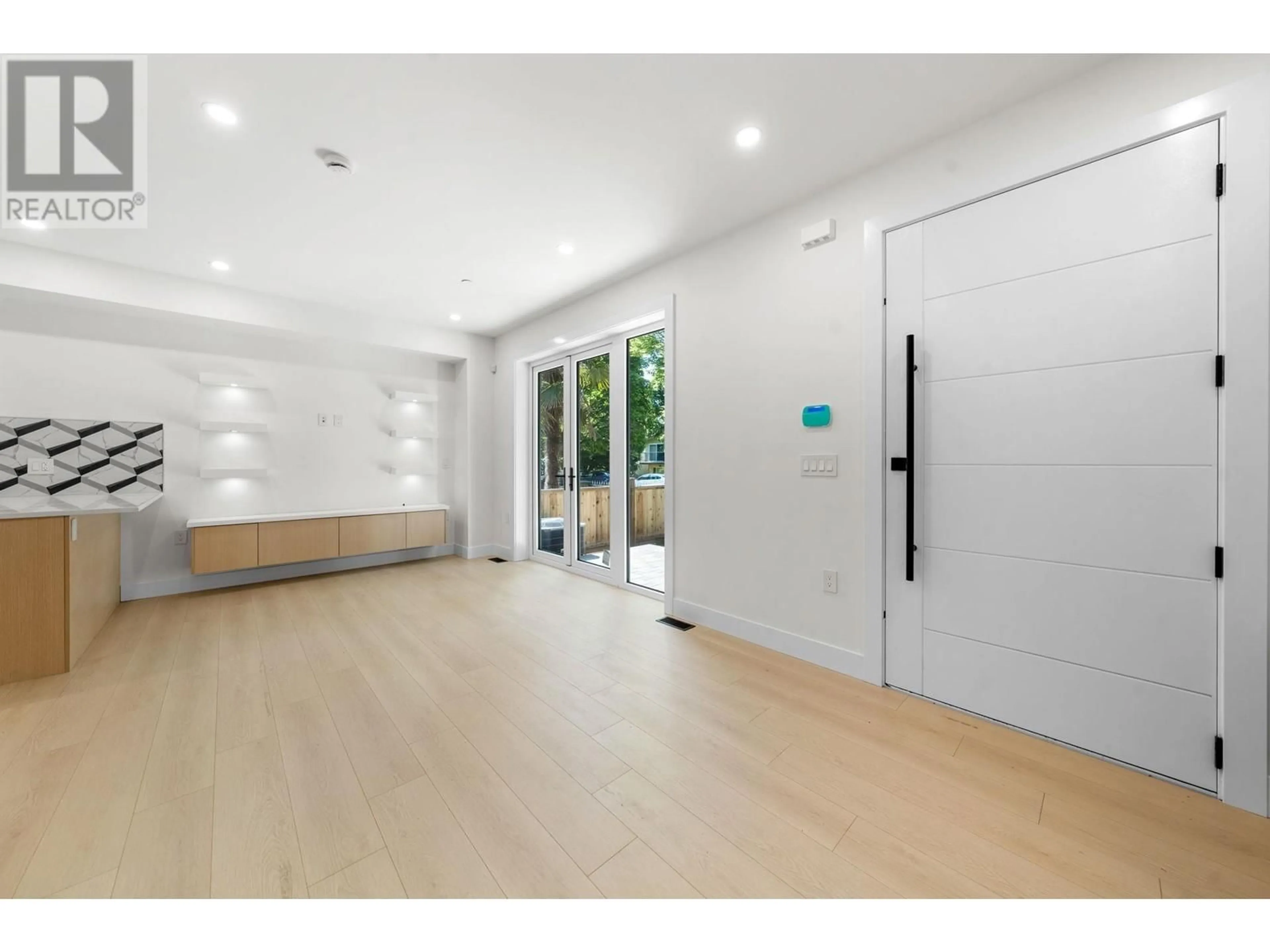 Indoor foyer for 3425 ARCHIMEDES STREET, Vancouver British Columbia V5R4W4
