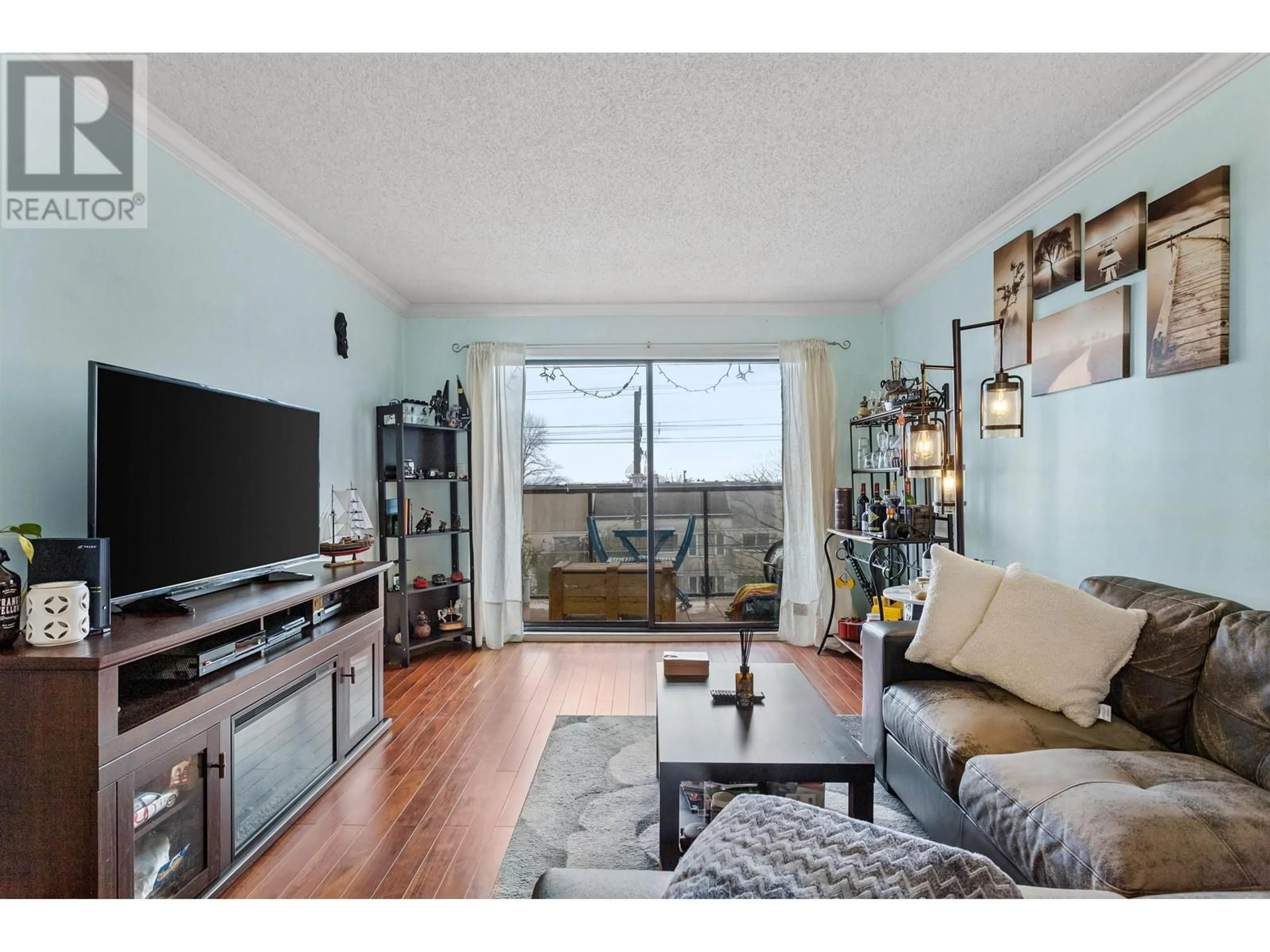Living room with furniture, wood/laminate floor for 306 - 315 TENTH STREET, New Westminster British Columbia V3M3Y2