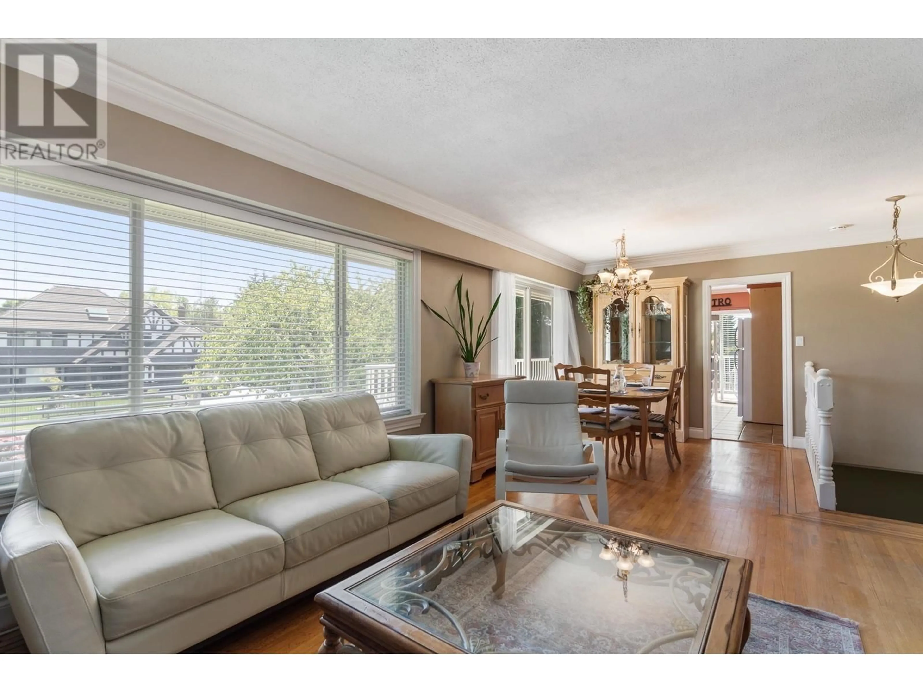 Living room with furniture, wood/laminate floor for 5561 52 AVENUE, Delta British Columbia V4K2C7