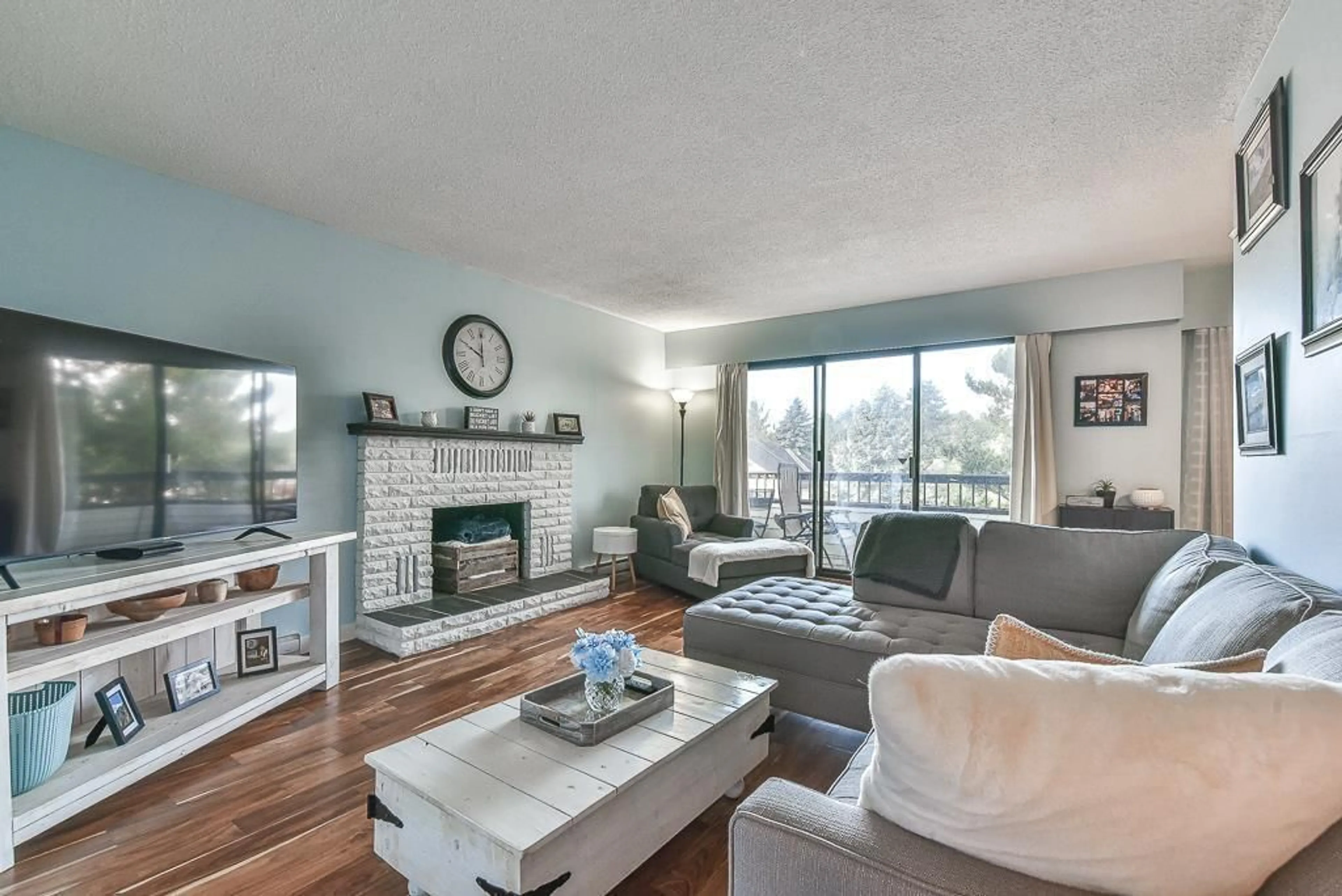 Living room with furniture, wood/laminate floor for 306 - 2211 CLEARBROOK, Abbotsford British Columbia V2T2X4