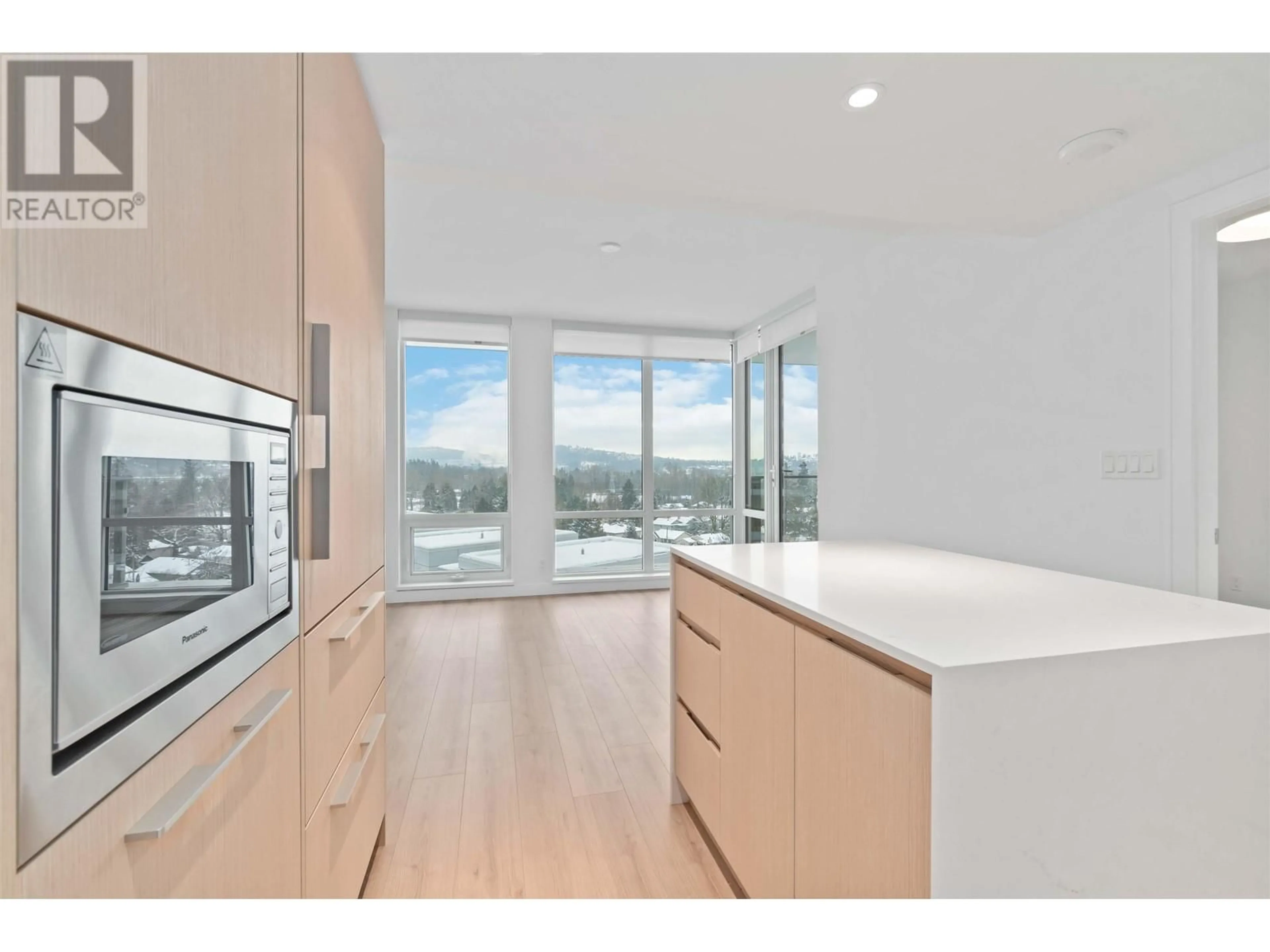 Open concept kitchen, wood/laminate floor for 904 - 1500 FERN STREET, North Vancouver British Columbia V7J0A9