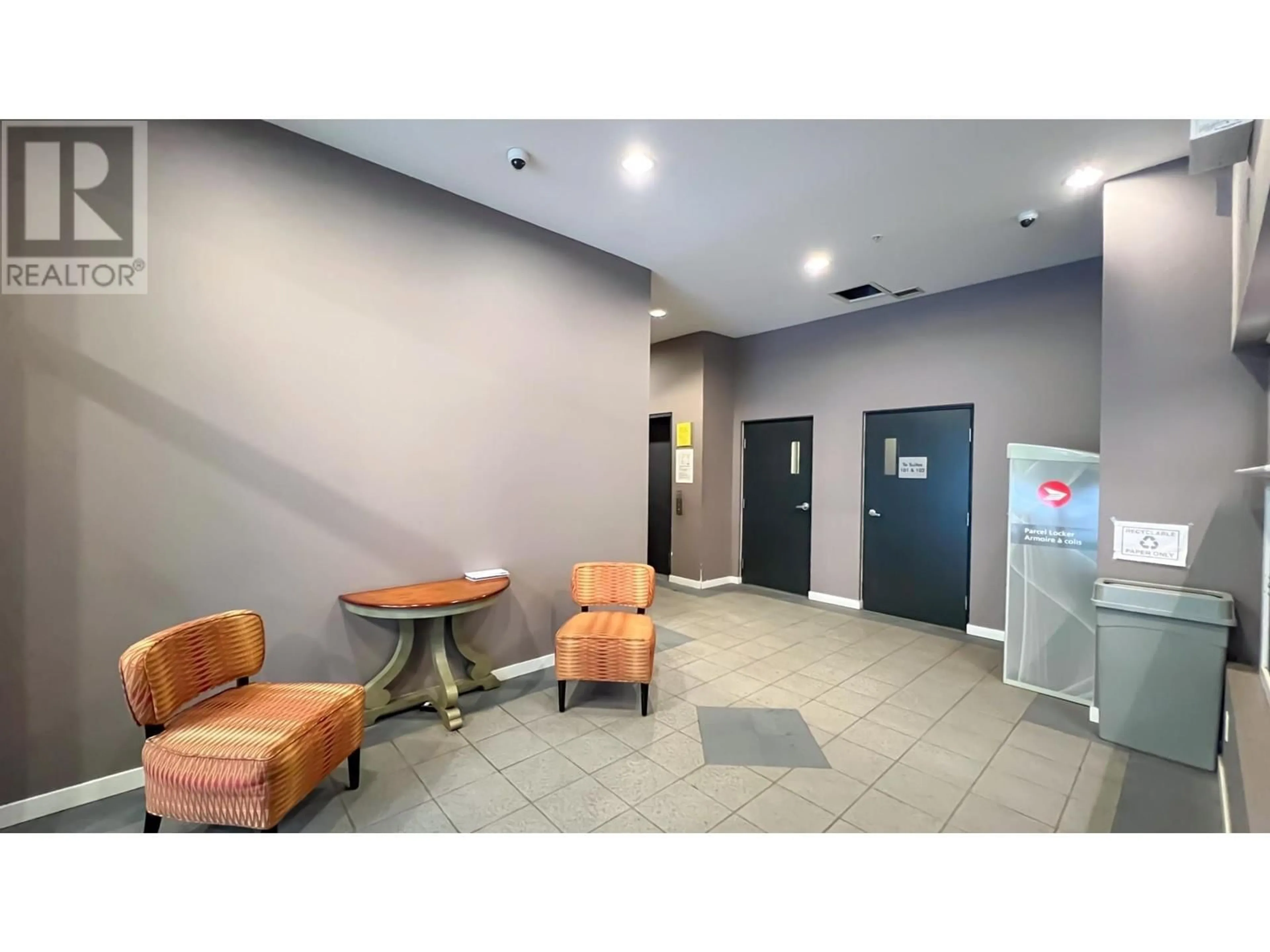 Indoor foyer for 205 - 2102 38TH AVENUE, Vancouver British Columbia V6M1R9
