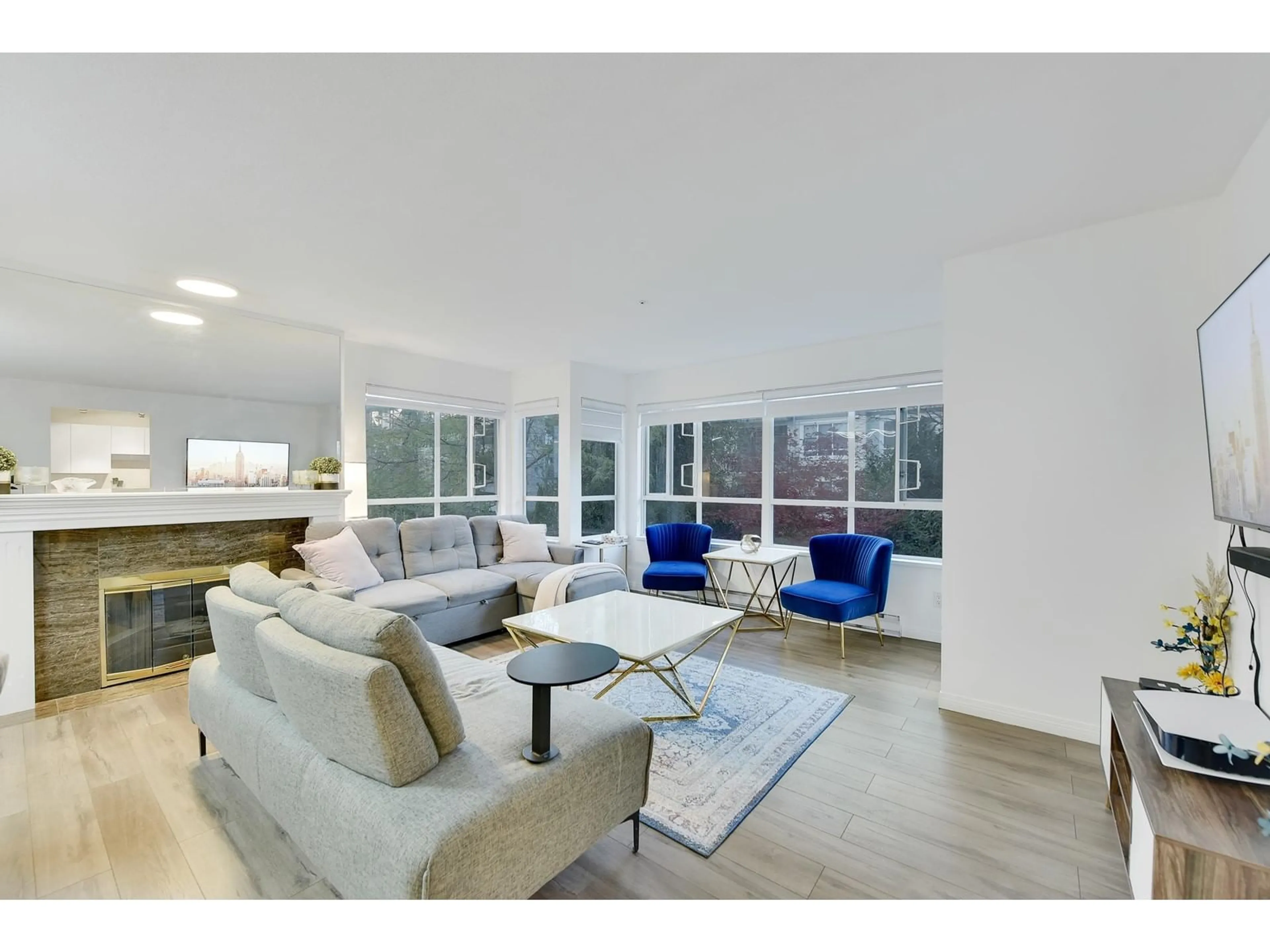 Living room with furniture, unknown for 205 - 15375 17, Surrey British Columbia V4A1T8