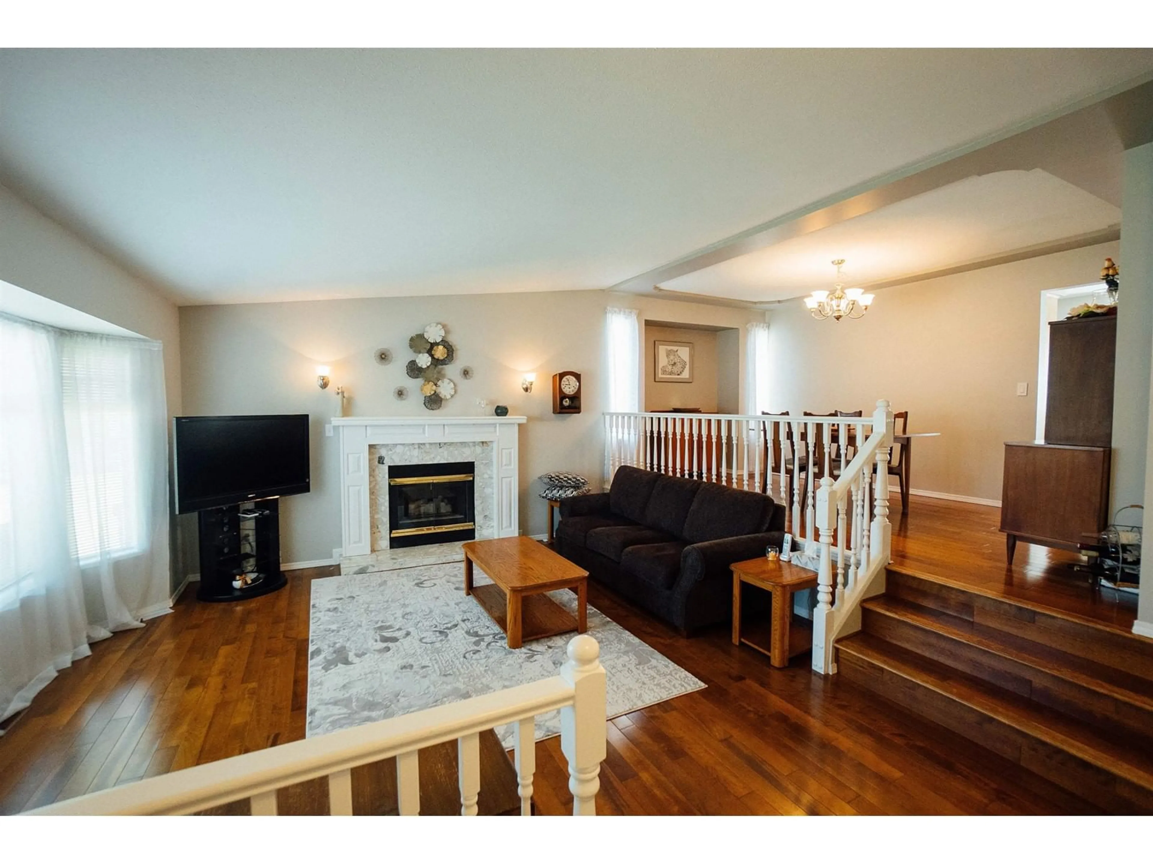 Living room with furniture, wood/laminate floor for 8687 MILTON, Surrey British Columbia V3S5G9