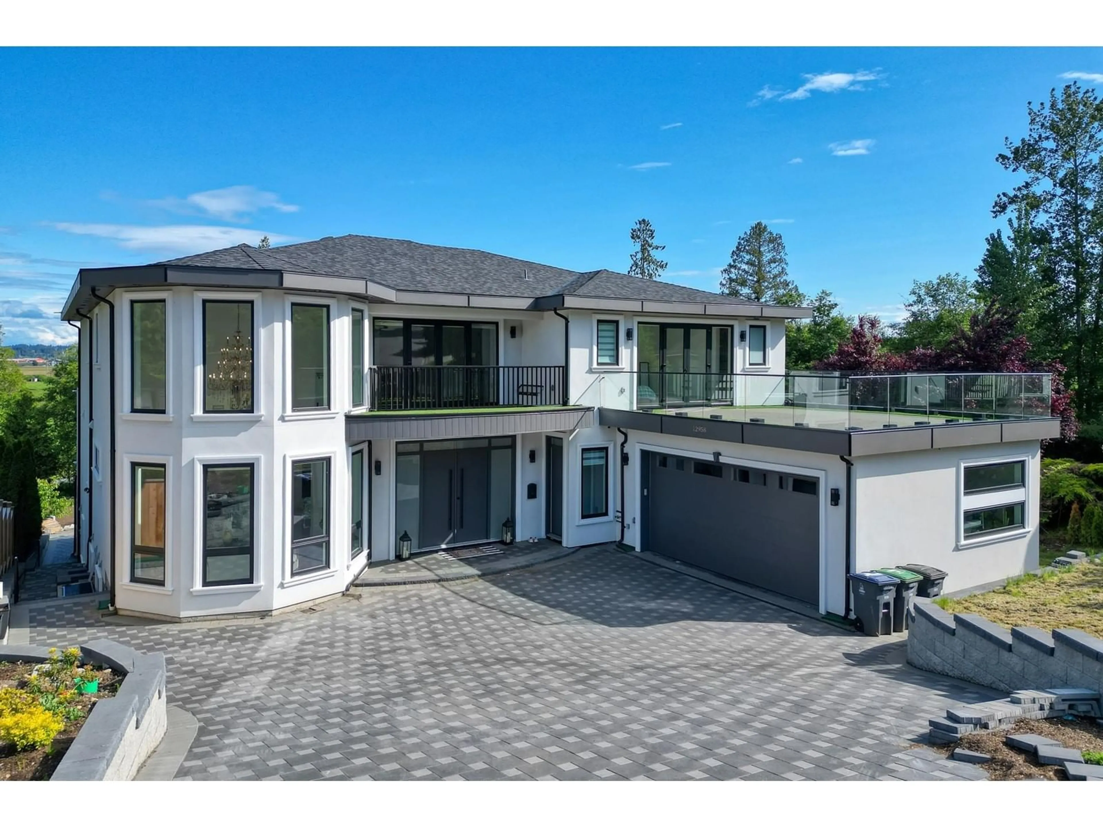 A pic from outside/outdoor area/front of a property/back of a property/a pic from drone, unknown for 12958 SOUTHRIDGE, Surrey British Columbia V3X3E3