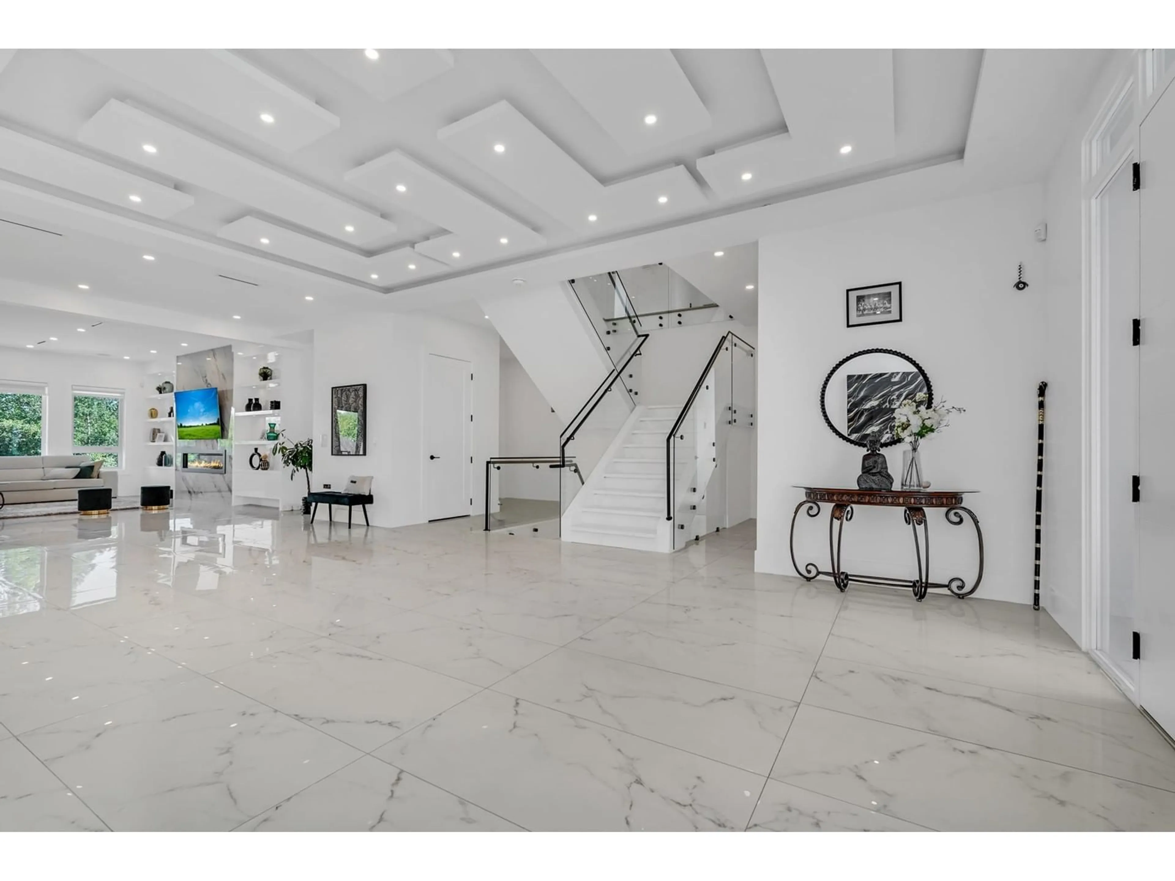 Indoor foyer for 12958 SOUTHRIDGE, Surrey British Columbia V3X3E3