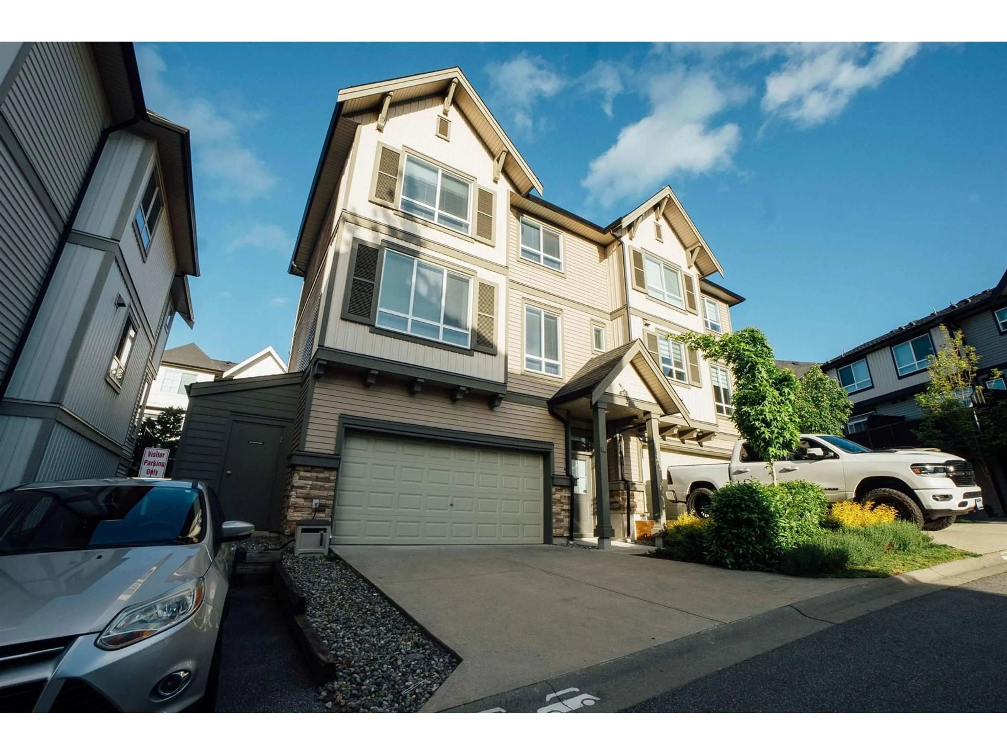 A pic from outside/outdoor area/front of a property/back of a property/a pic from drone, street for 1 - 30930 WESTRIDGE, Abbotsford British Columbia V2T0H6