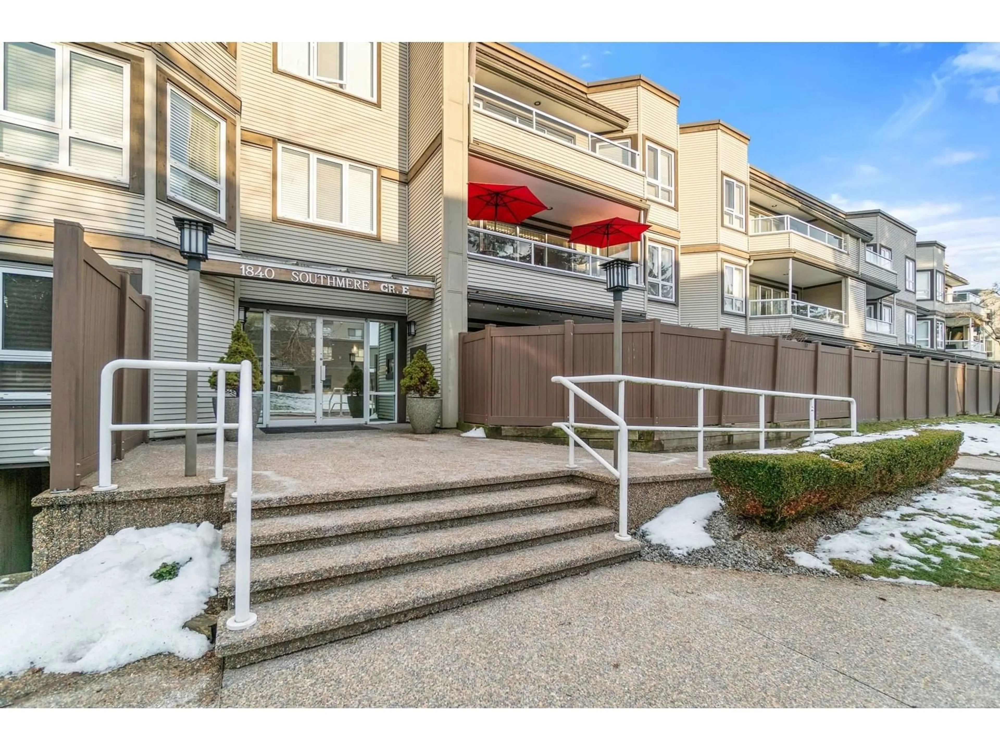 Indoor foyer for 205 - 1840 SOUTHMERE EAST, Surrey British Columbia V4A9C5