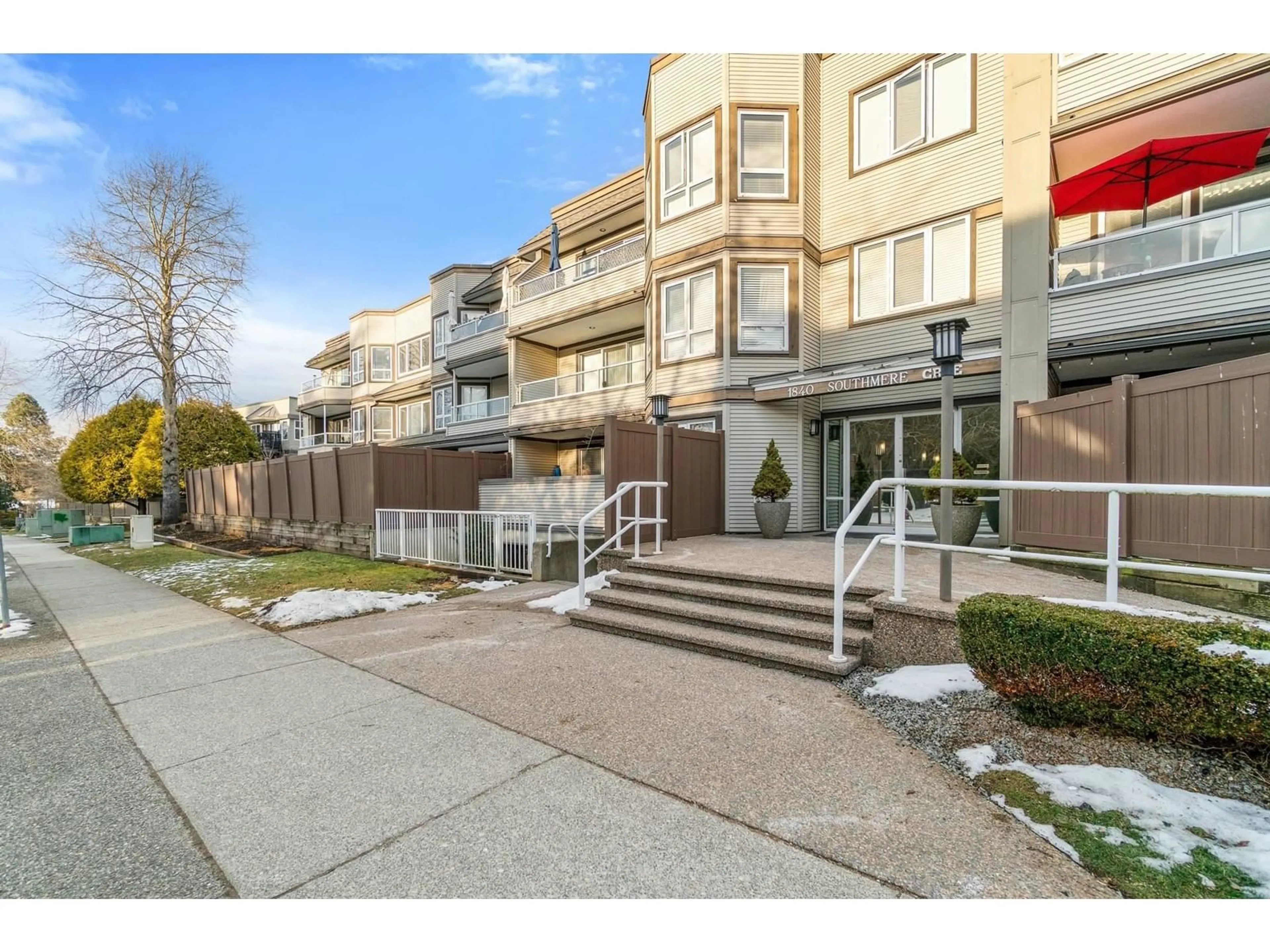 Patio, street for 205 - 1840 SOUTHMERE EAST, Surrey British Columbia V4A9C5