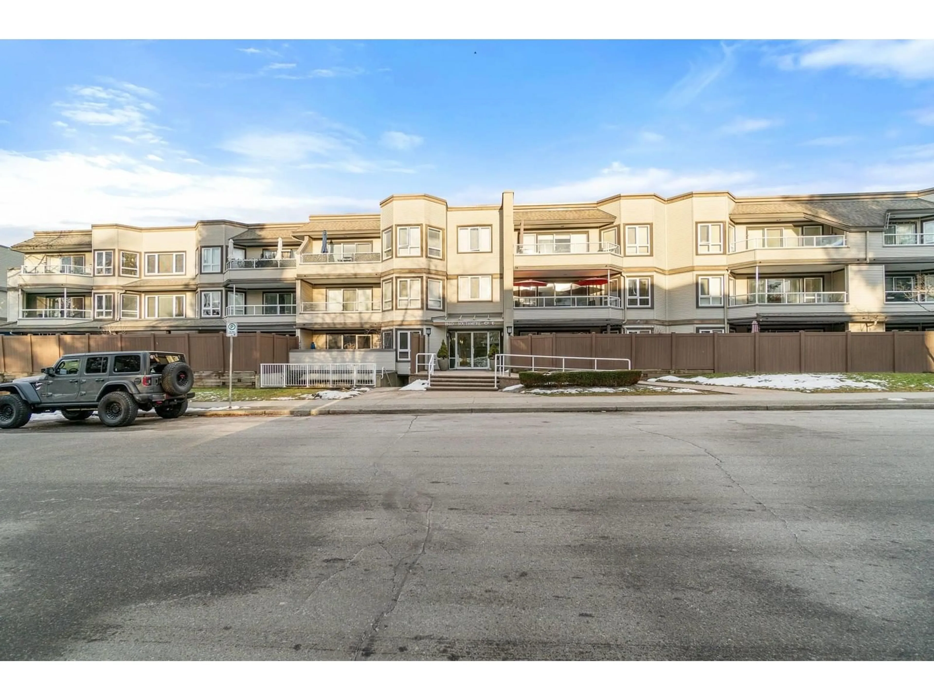 Unknown for 205 - 1840 SOUTHMERE EAST, Surrey British Columbia V4A9C5