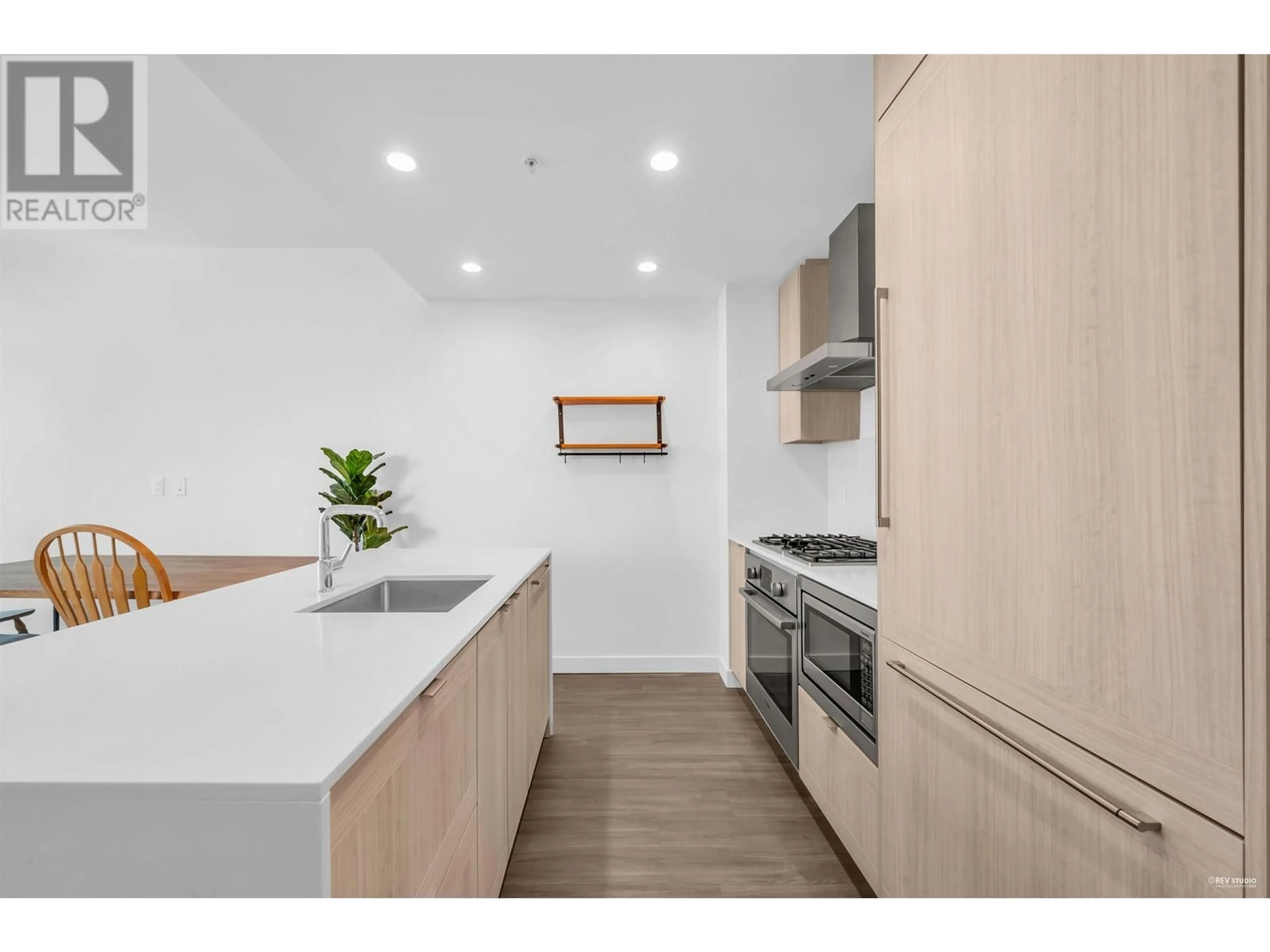Standard kitchen, wood/laminate floor for 1009 - 2311 BETA AVENUE, Burnaby British Columbia V5C0M1
