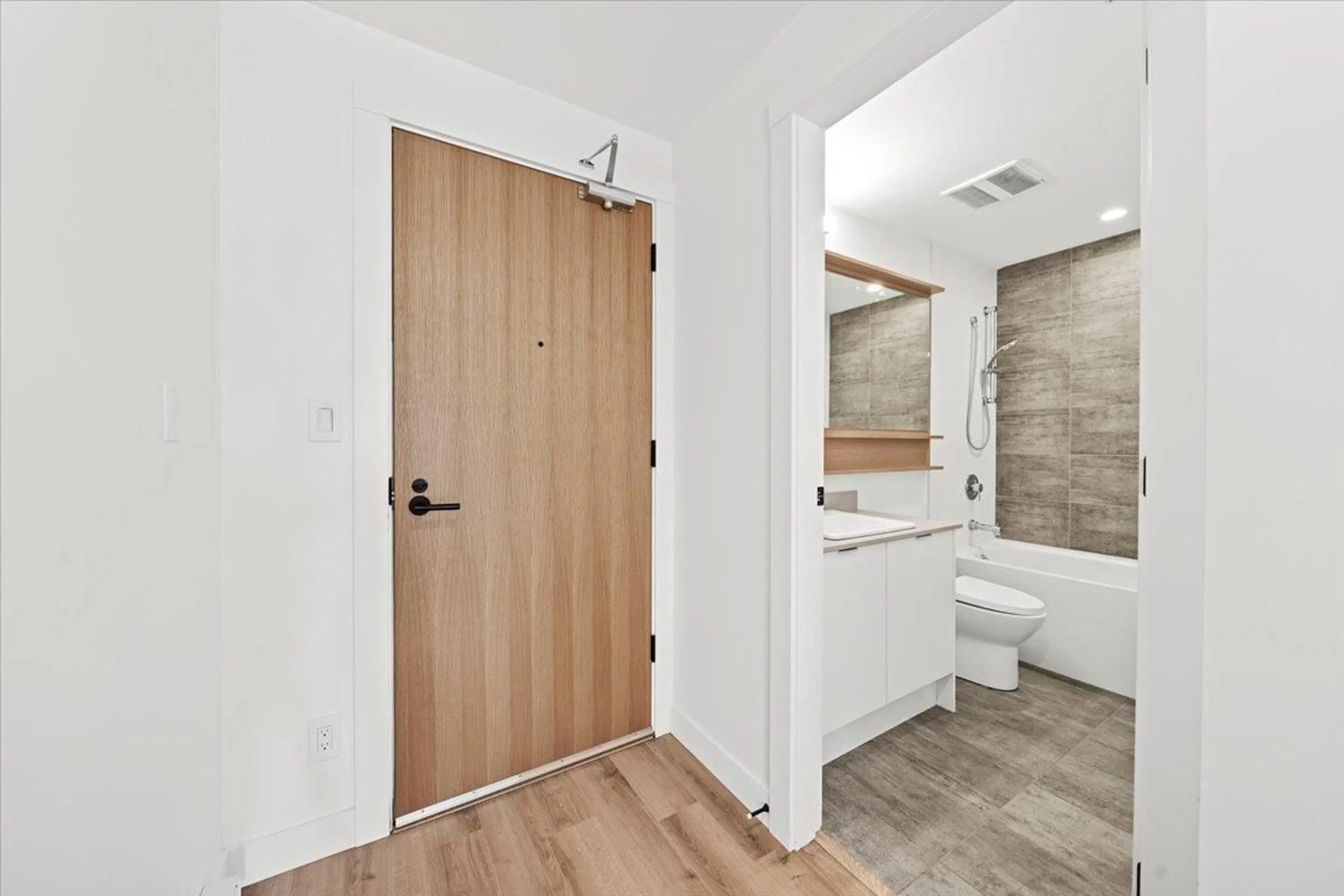 Standard bathroom, ceramic/tile floor for 424 - 2493 MONTROSE, Abbotsford British Columbia V2S3T2