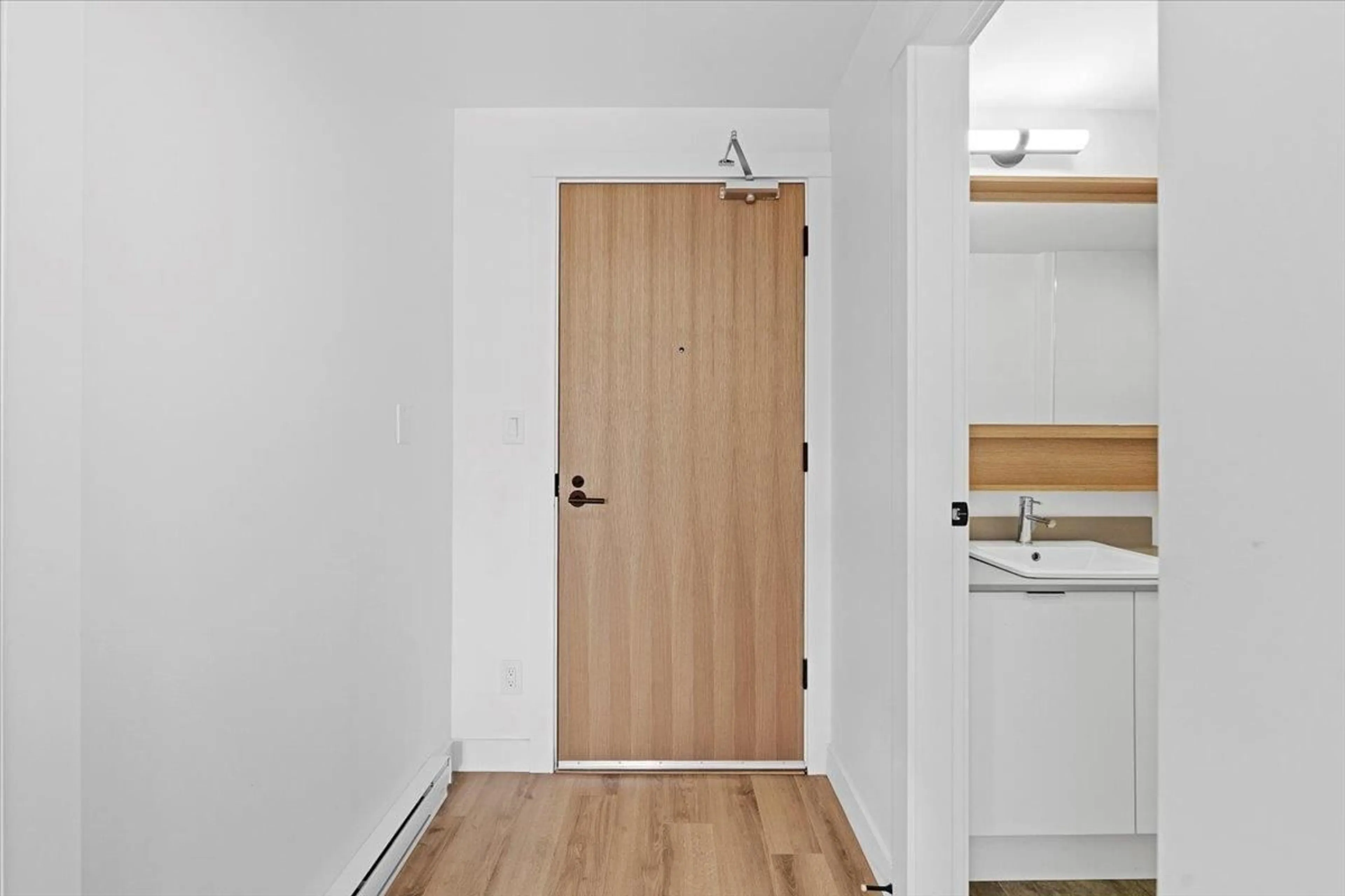 Indoor entryway for 424 - 2493 MONTROSE, Abbotsford British Columbia V2S3T2