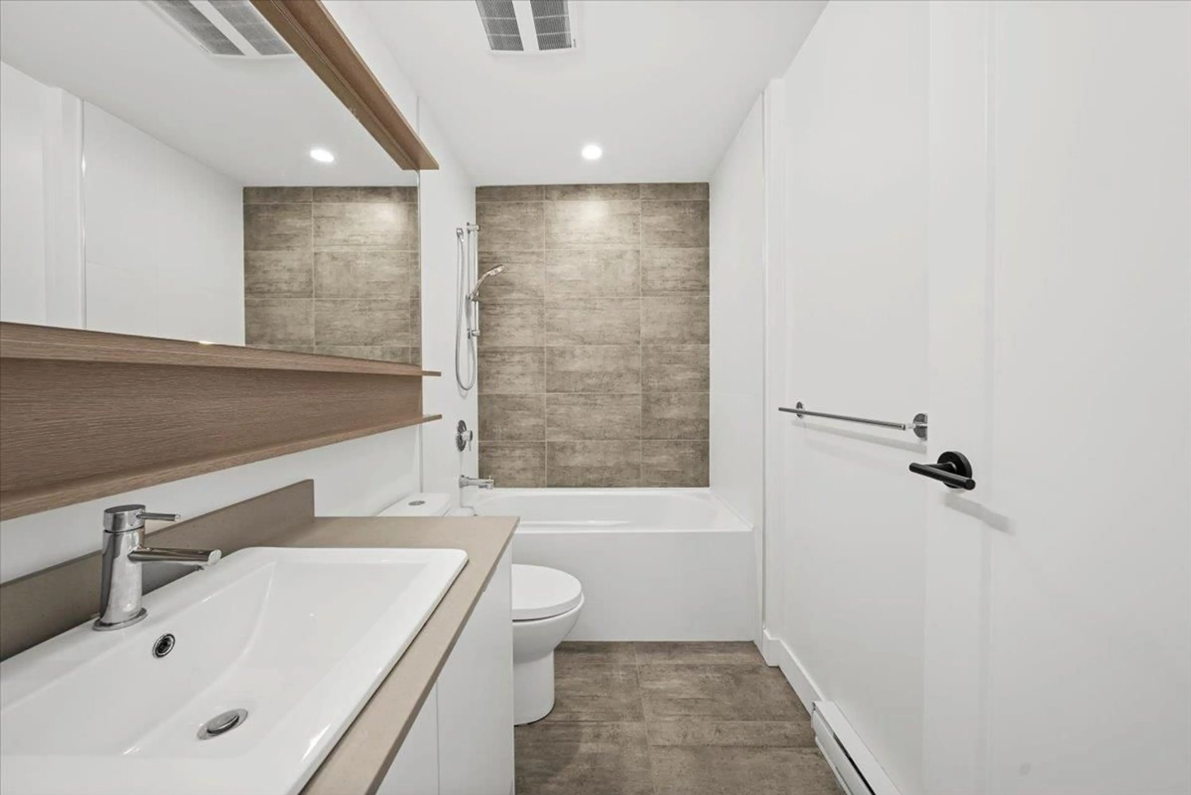 Contemporary bathroom, ceramic/tile floor for 424 - 2493 MONTROSE, Abbotsford British Columbia V2S3T2