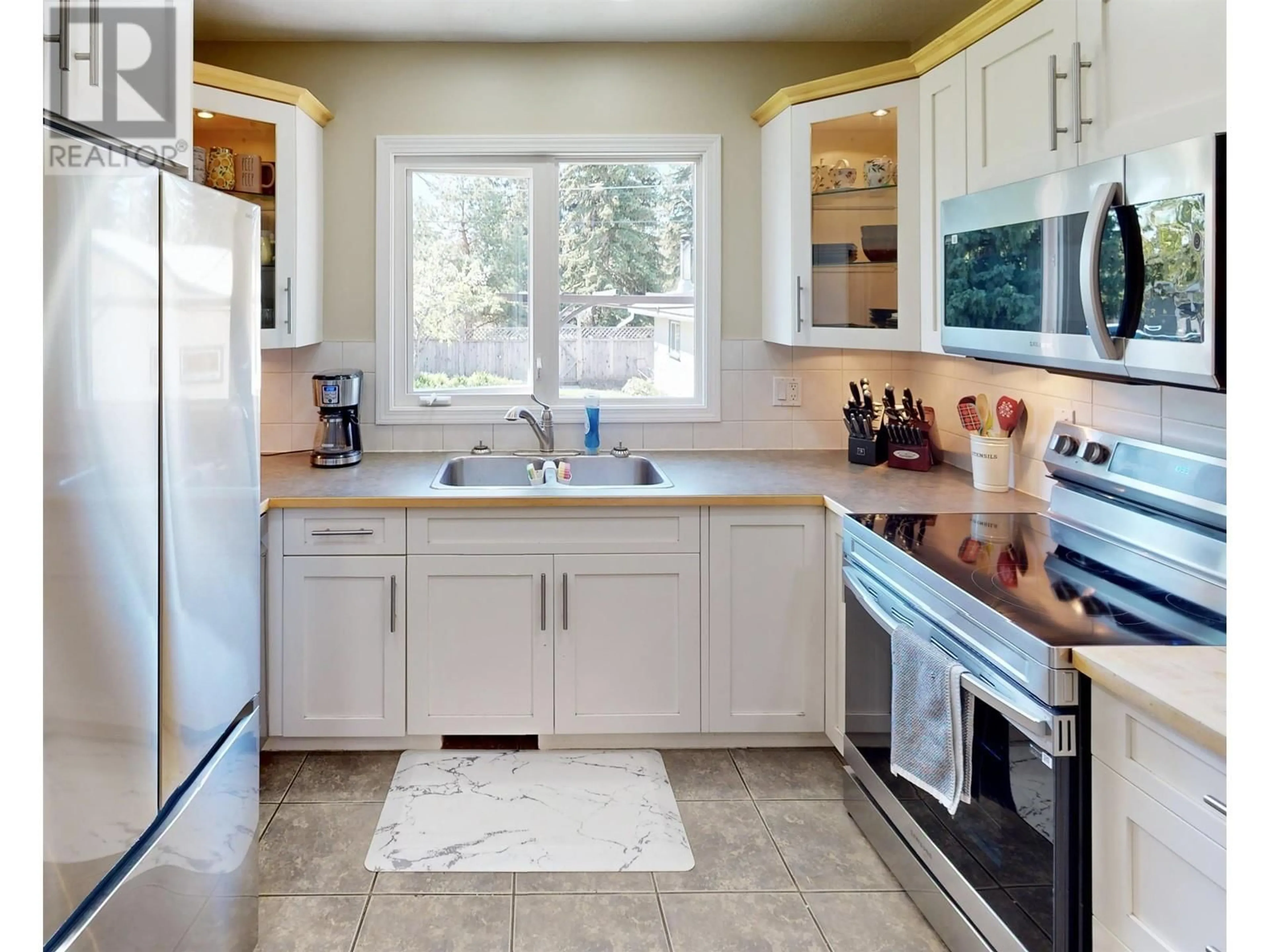 Open concept kitchen, ceramic/tile floor for 9411 114 AVENUE, Fort St. John British Columbia V1J2X4