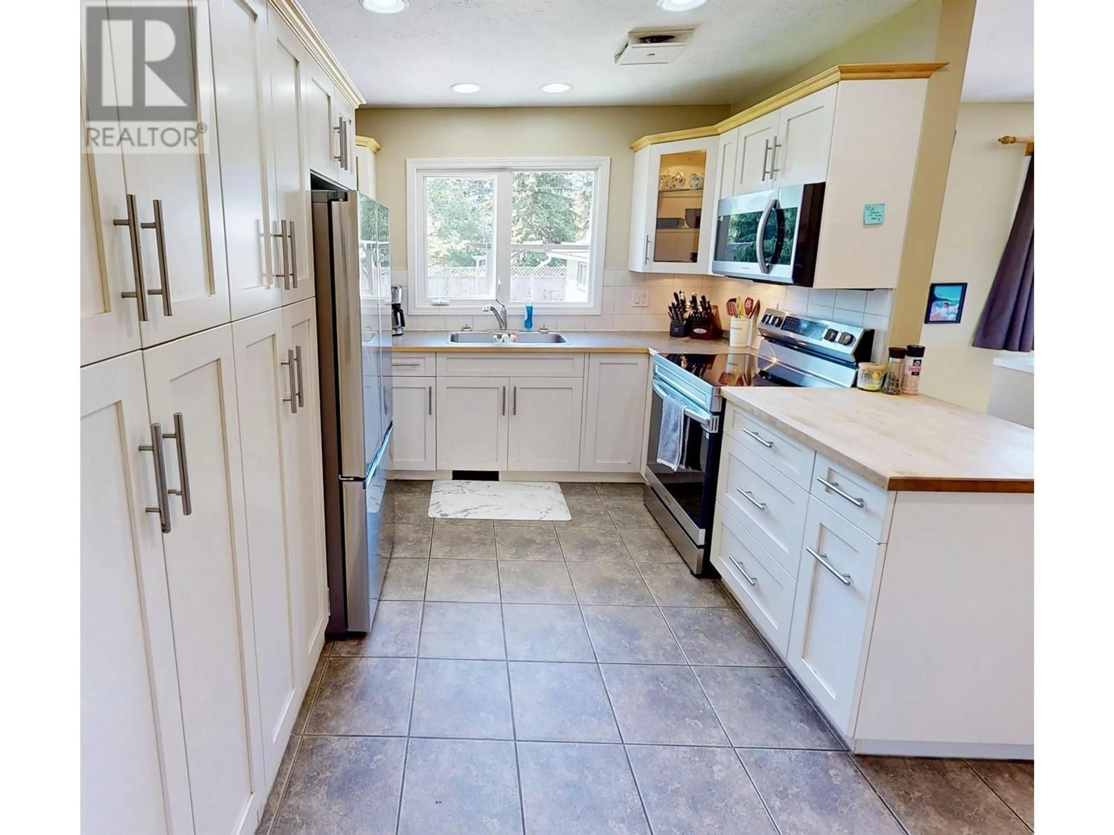 Open concept kitchen, ceramic/tile floor for 9411 114 AVENUE, Fort St. John British Columbia V1J2X4