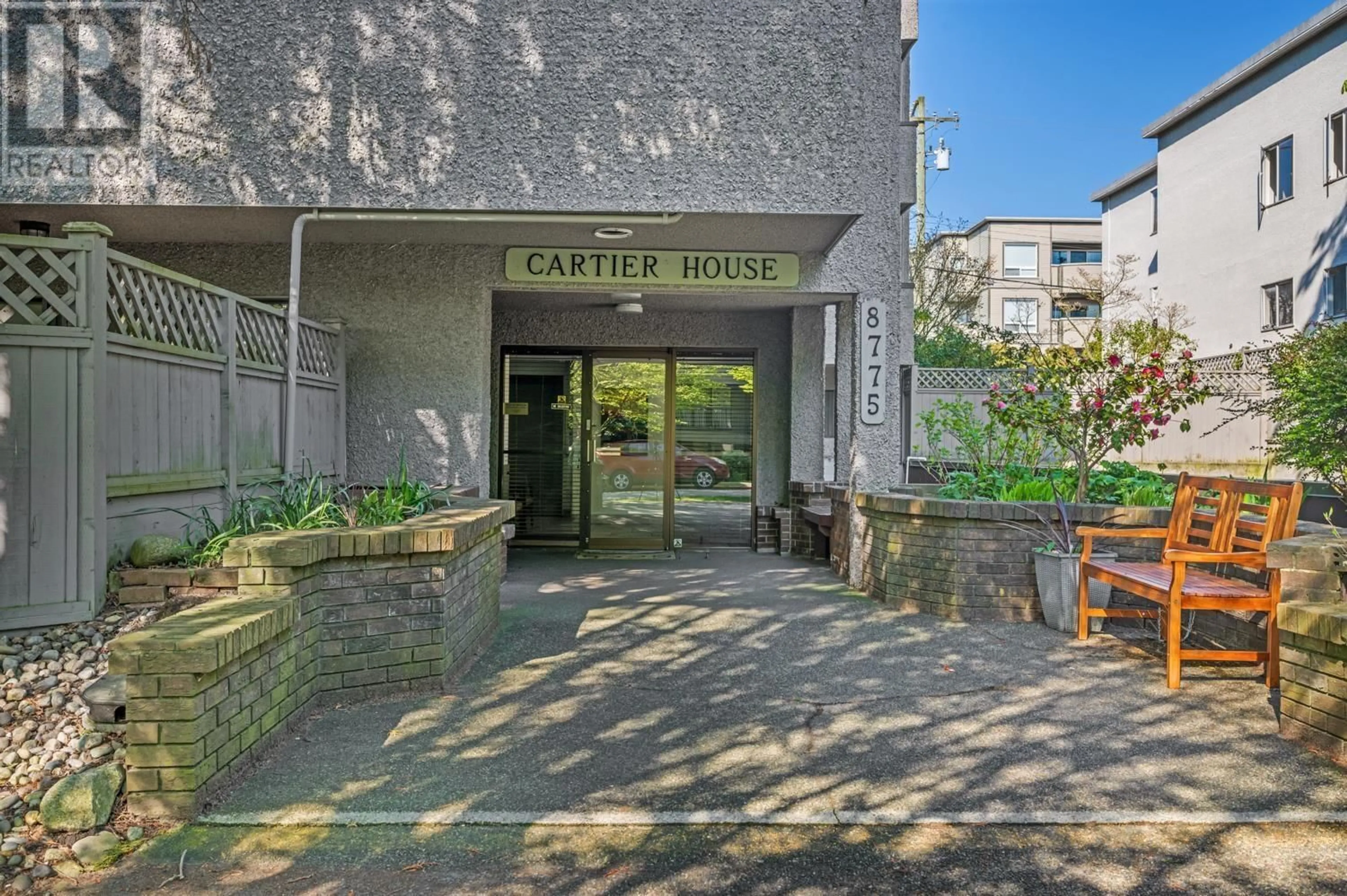 Indoor foyer for 203 - 8775 CARTIER STREET, Vancouver British Columbia V6P4V3