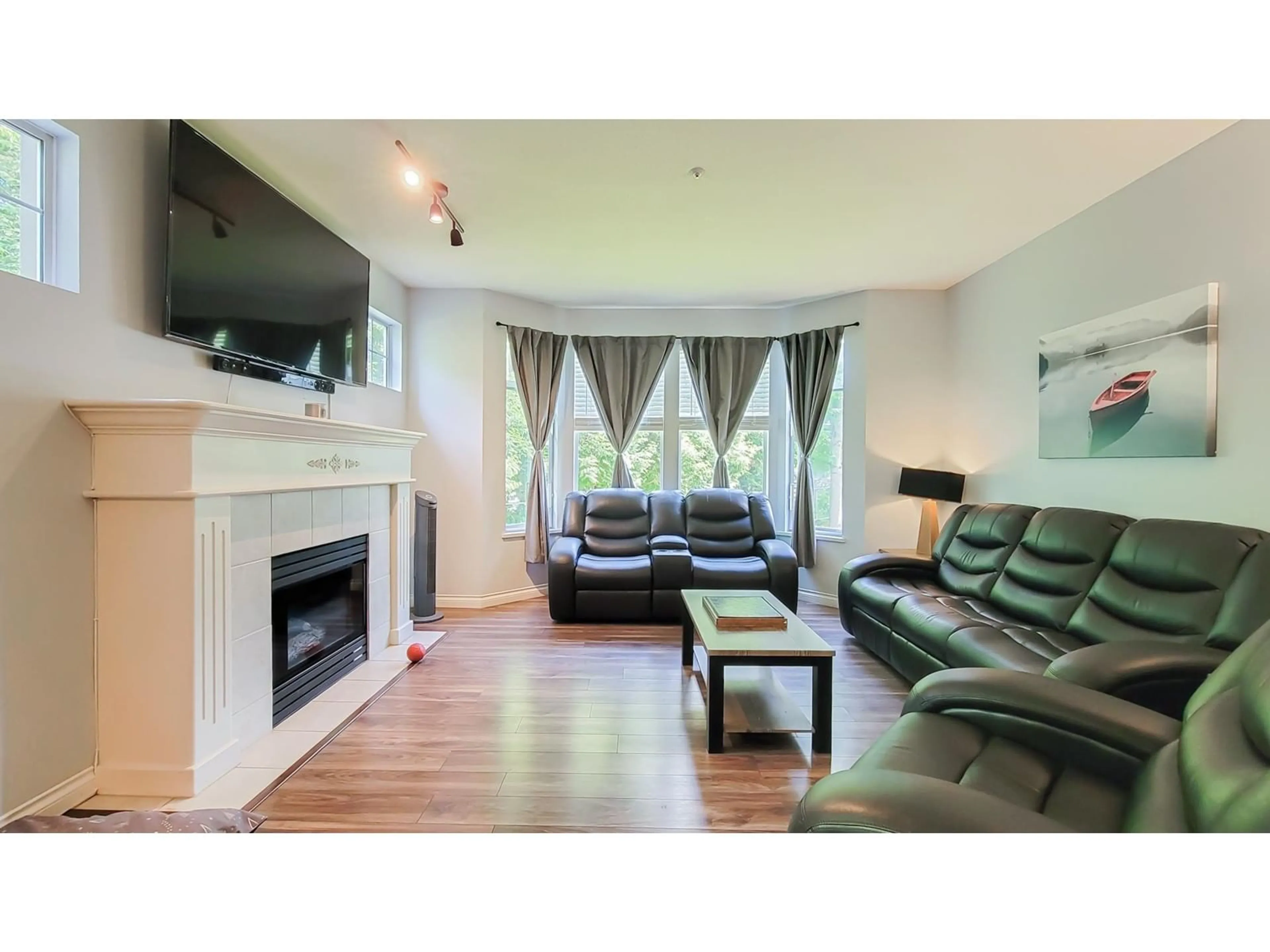 Living room with furniture, wood/laminate floor for 111 - 20897 57, Langley British Columbia V3A8L5