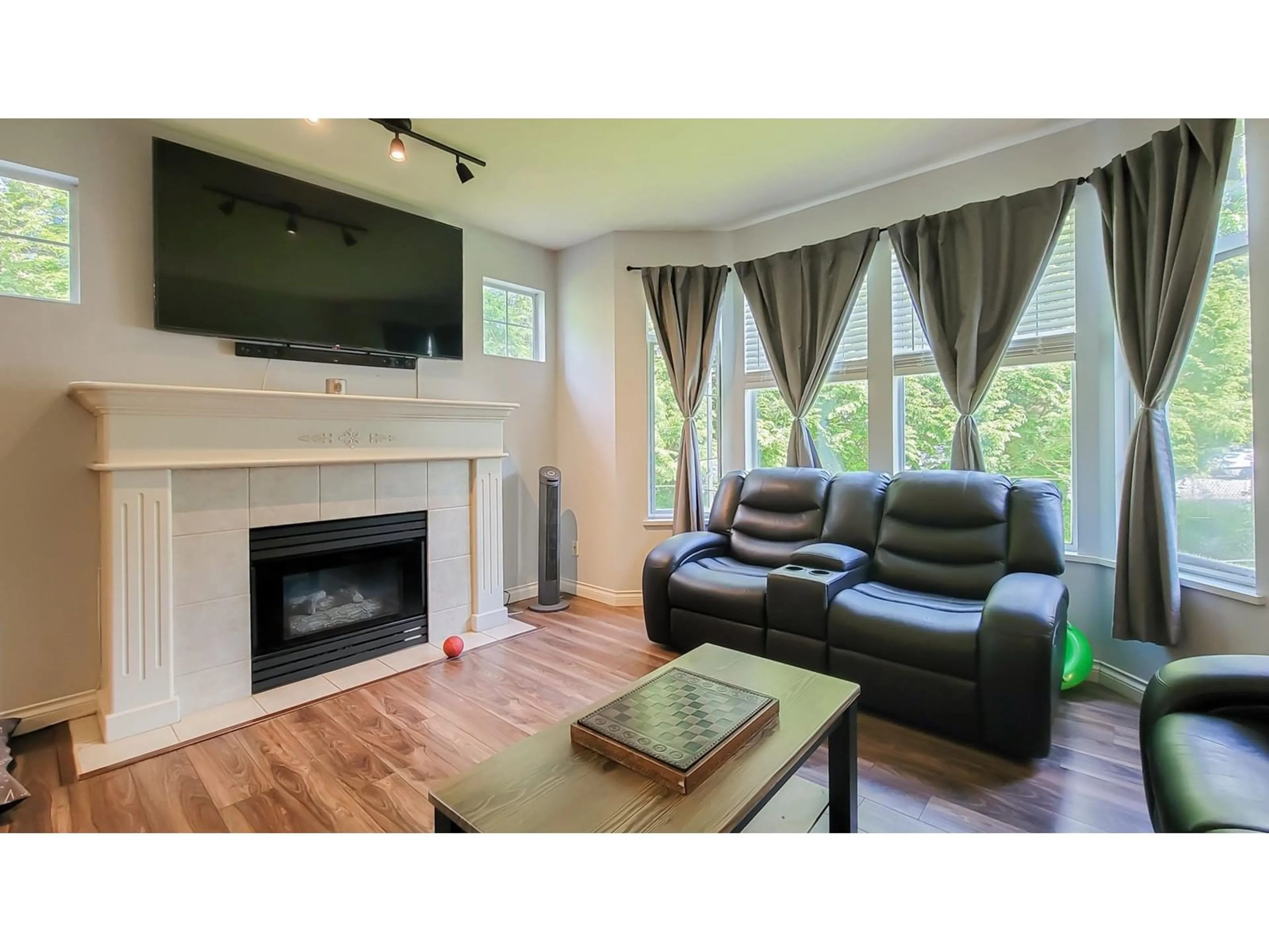 Living room with furniture, wood/laminate floor for 111 - 20897 57, Langley British Columbia V3A8L5