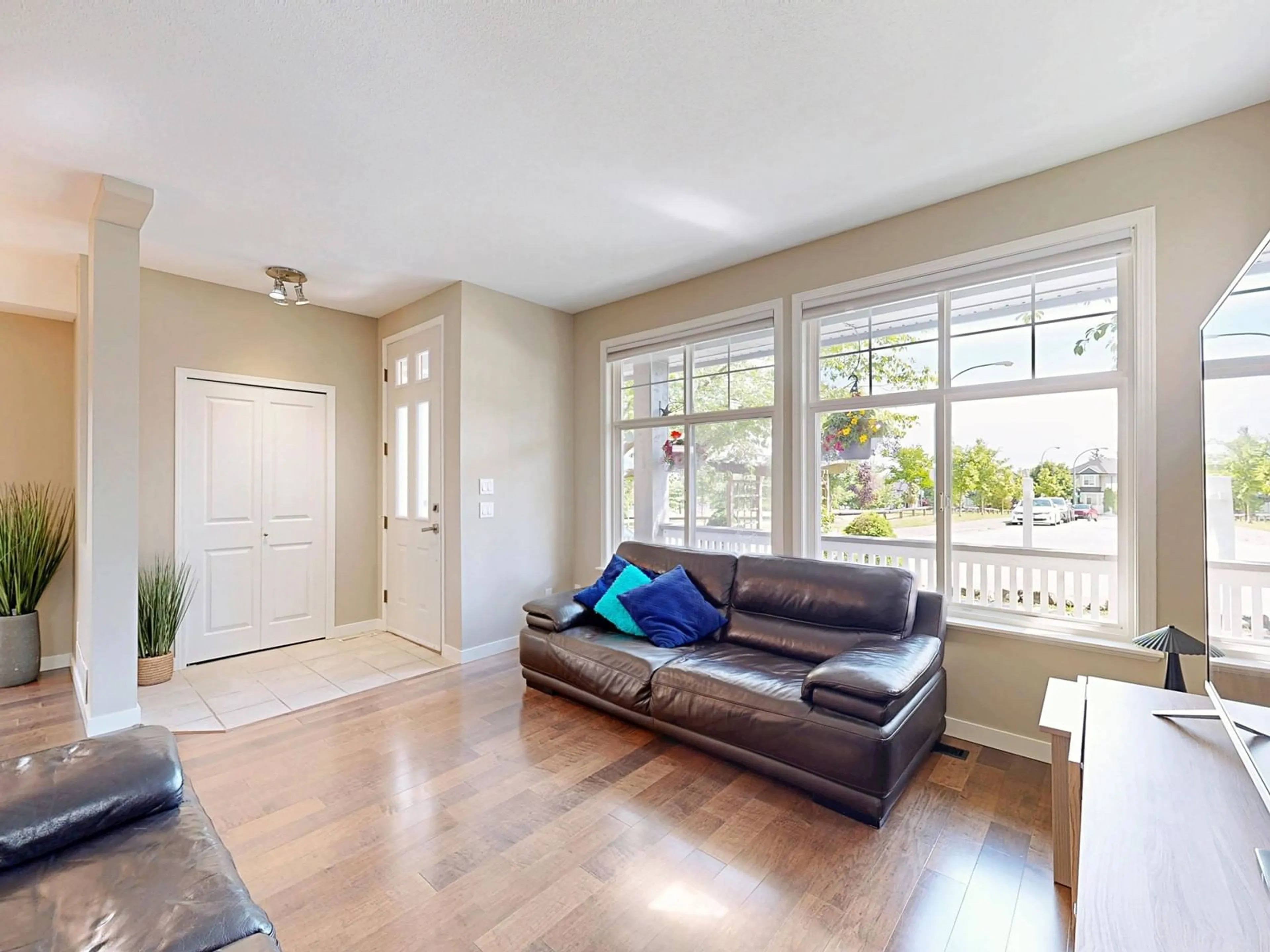 Living room with furniture, unknown for 14883 57A, Surrey British Columbia V3S8W6