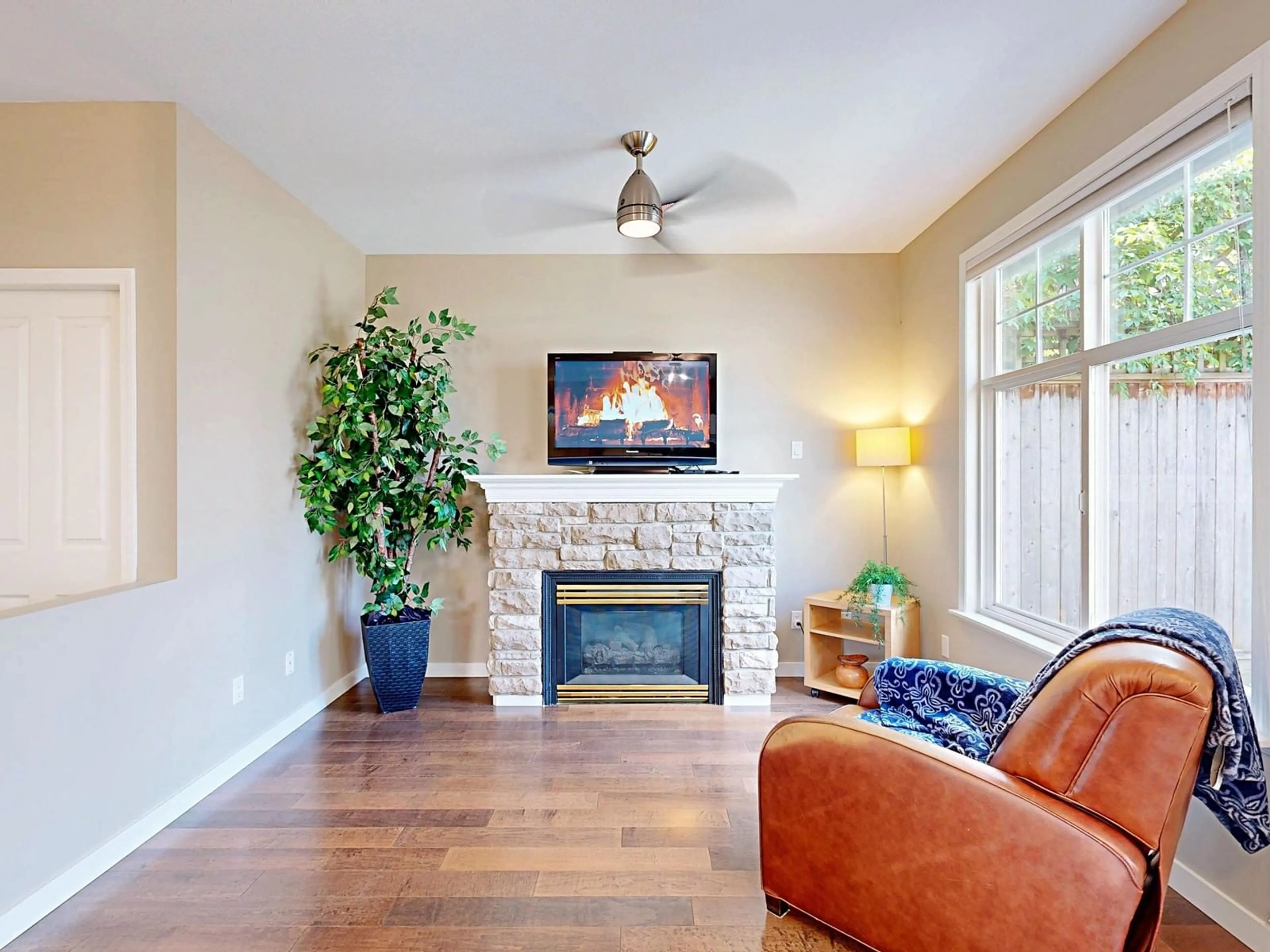 Living room with furniture, unknown for 14883 57A, Surrey British Columbia V3S8W6