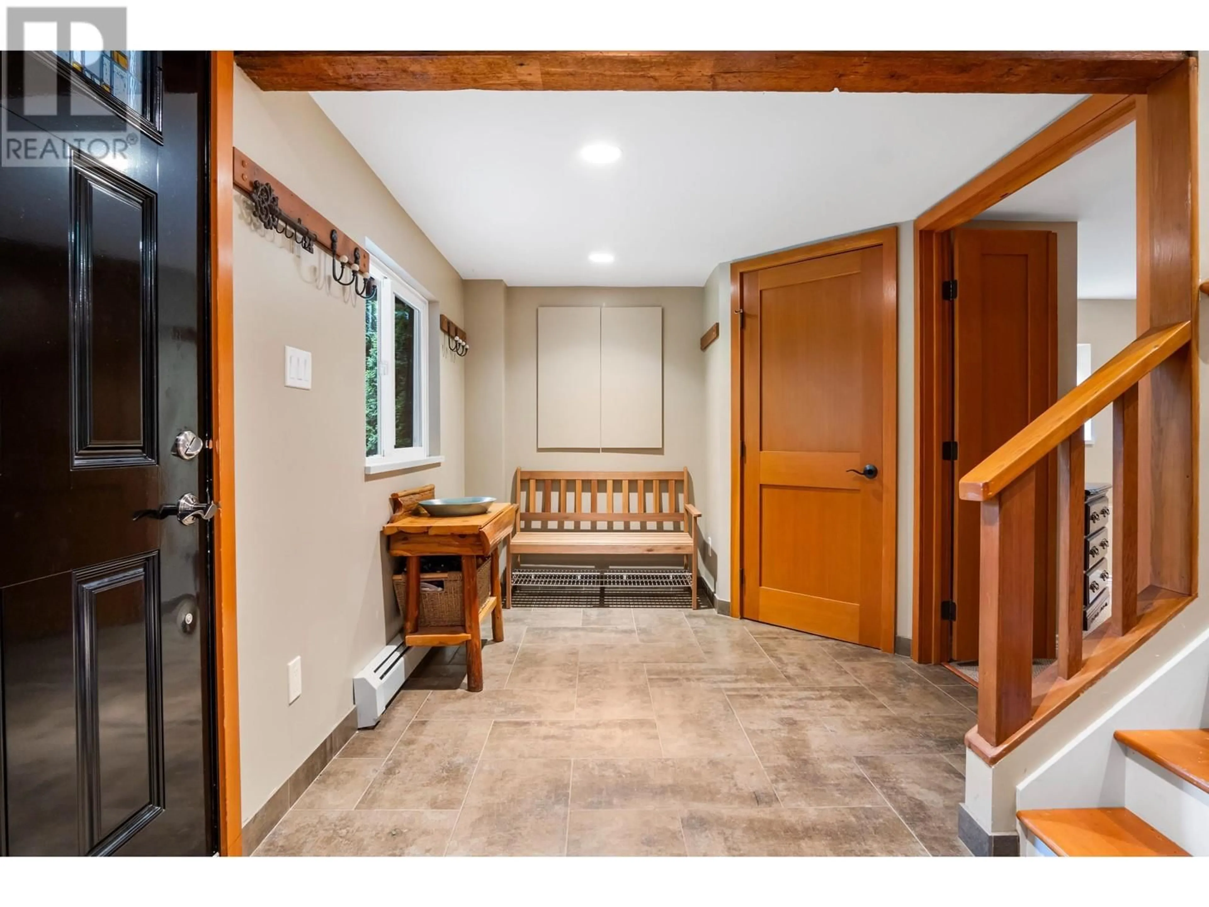 Indoor entryway for 2591 CALEDONIA AVENUE, North Vancouver British Columbia V7G1T8