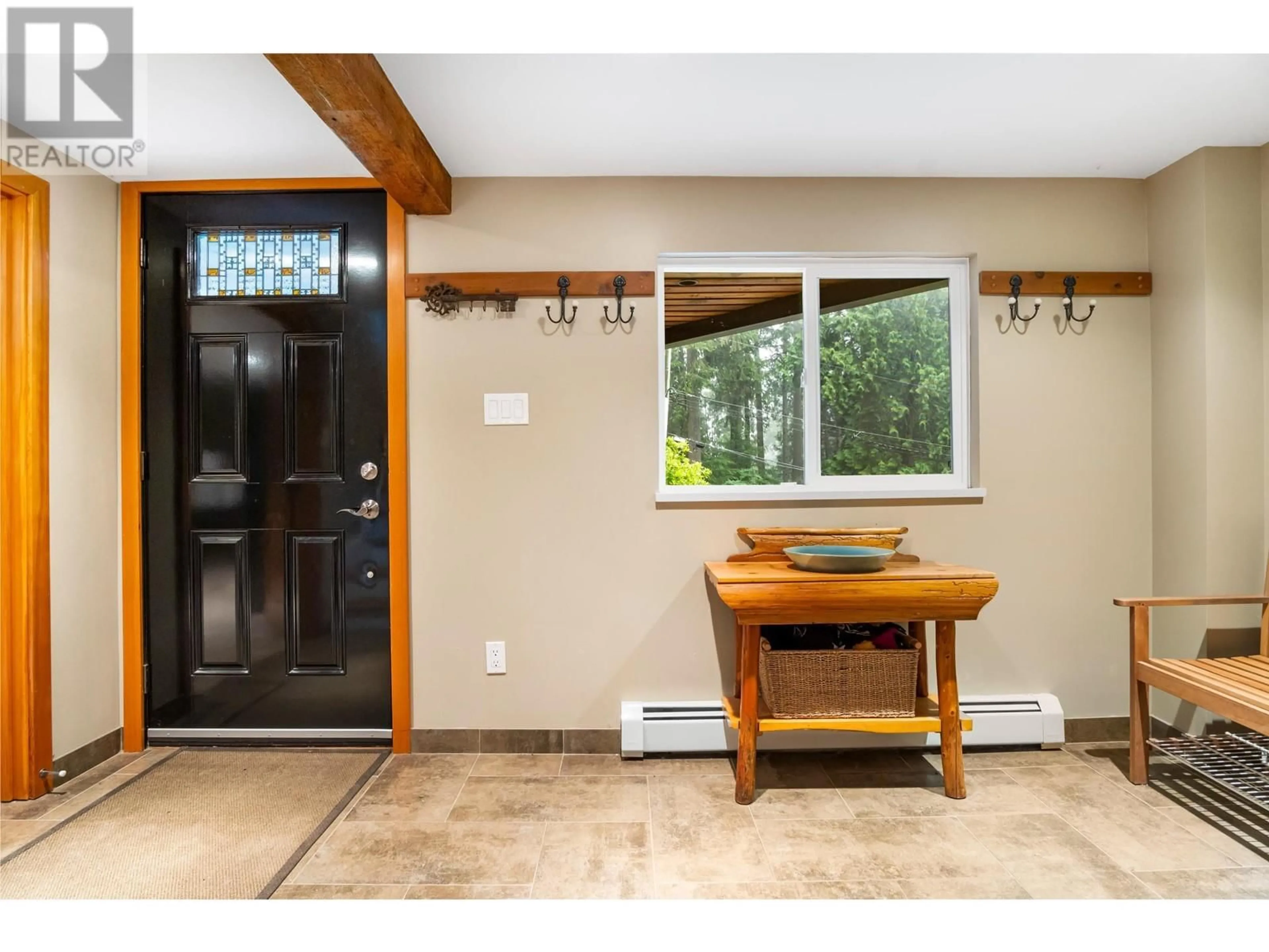 Indoor entryway for 2591 CALEDONIA AVENUE, North Vancouver British Columbia V7G1T8