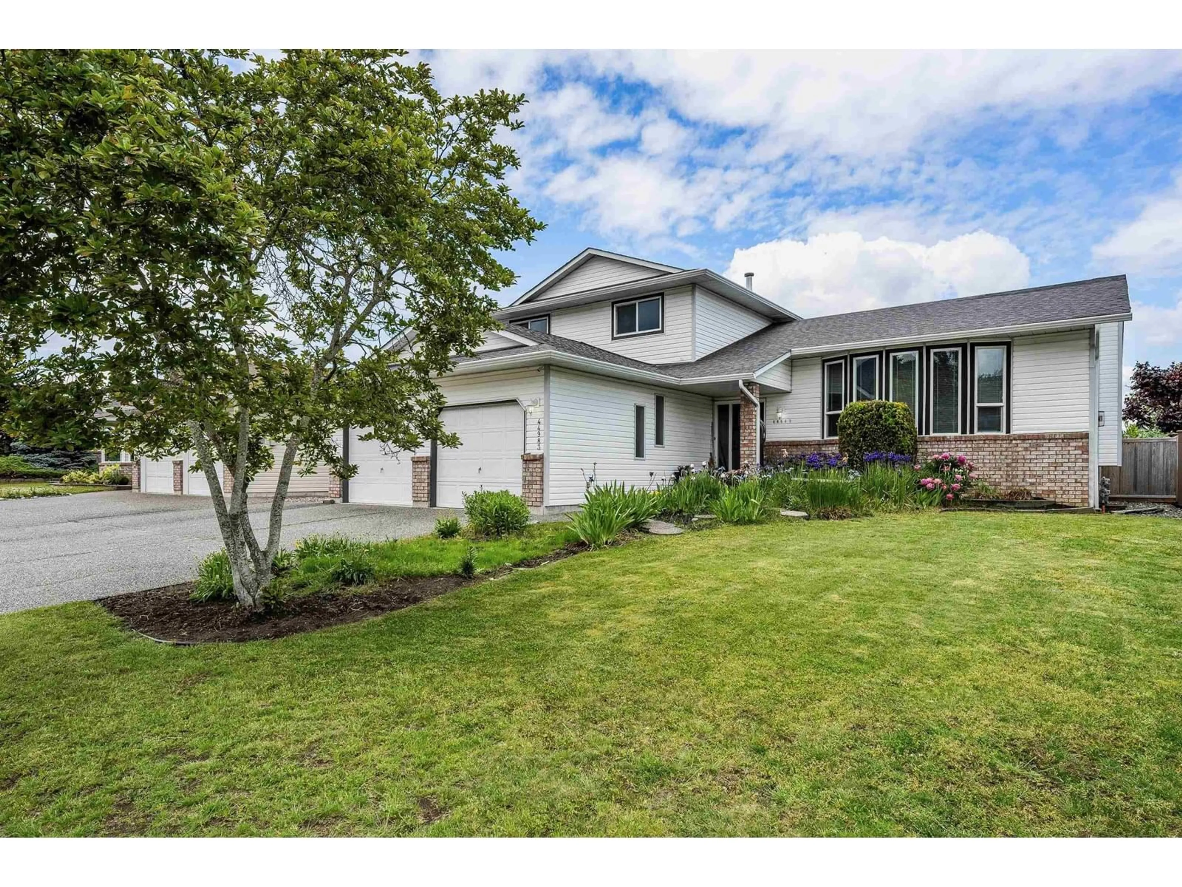 Home with vinyl exterior material, street for 44983 CUMBERLAND AVENUE, Chilliwack British Columbia V2R3C2
