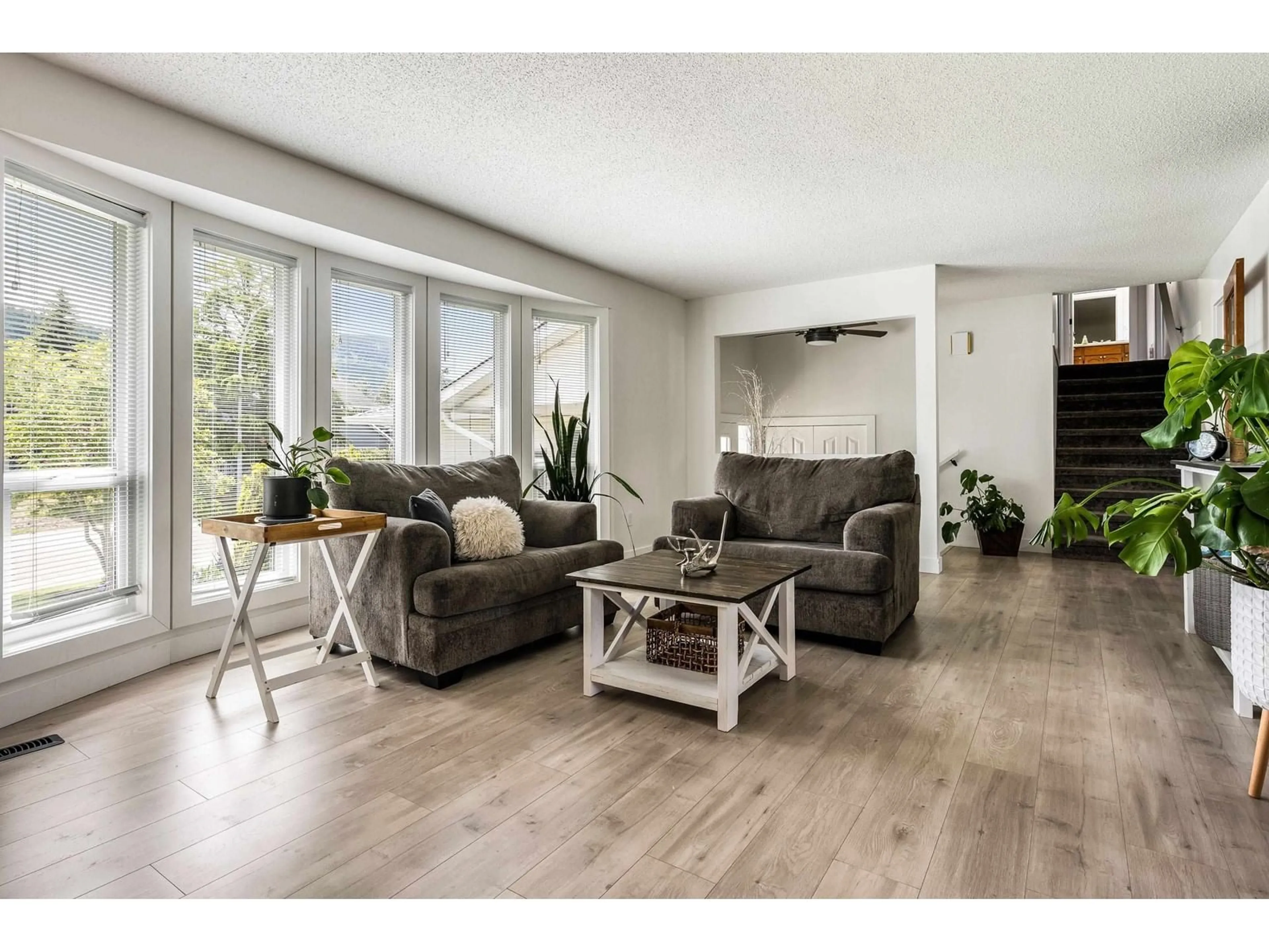 Living room with furniture, wood/laminate floor for 44983 CUMBERLAND AVENUE, Chilliwack British Columbia V2R3C2