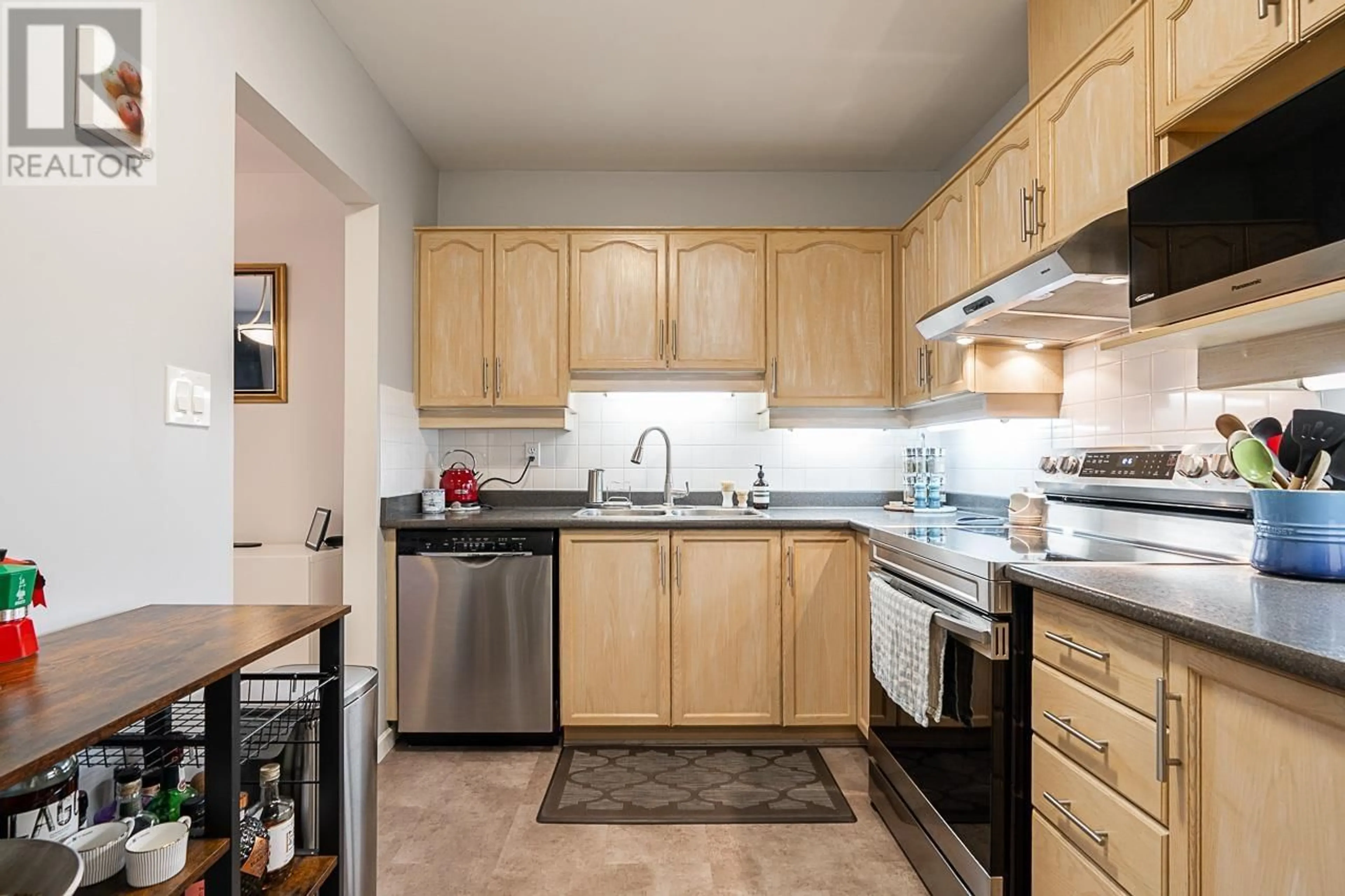 Standard kitchen, wood/laminate floor for 206 - 6742 STATION HILL COURT, Burnaby British Columbia V3N4V2