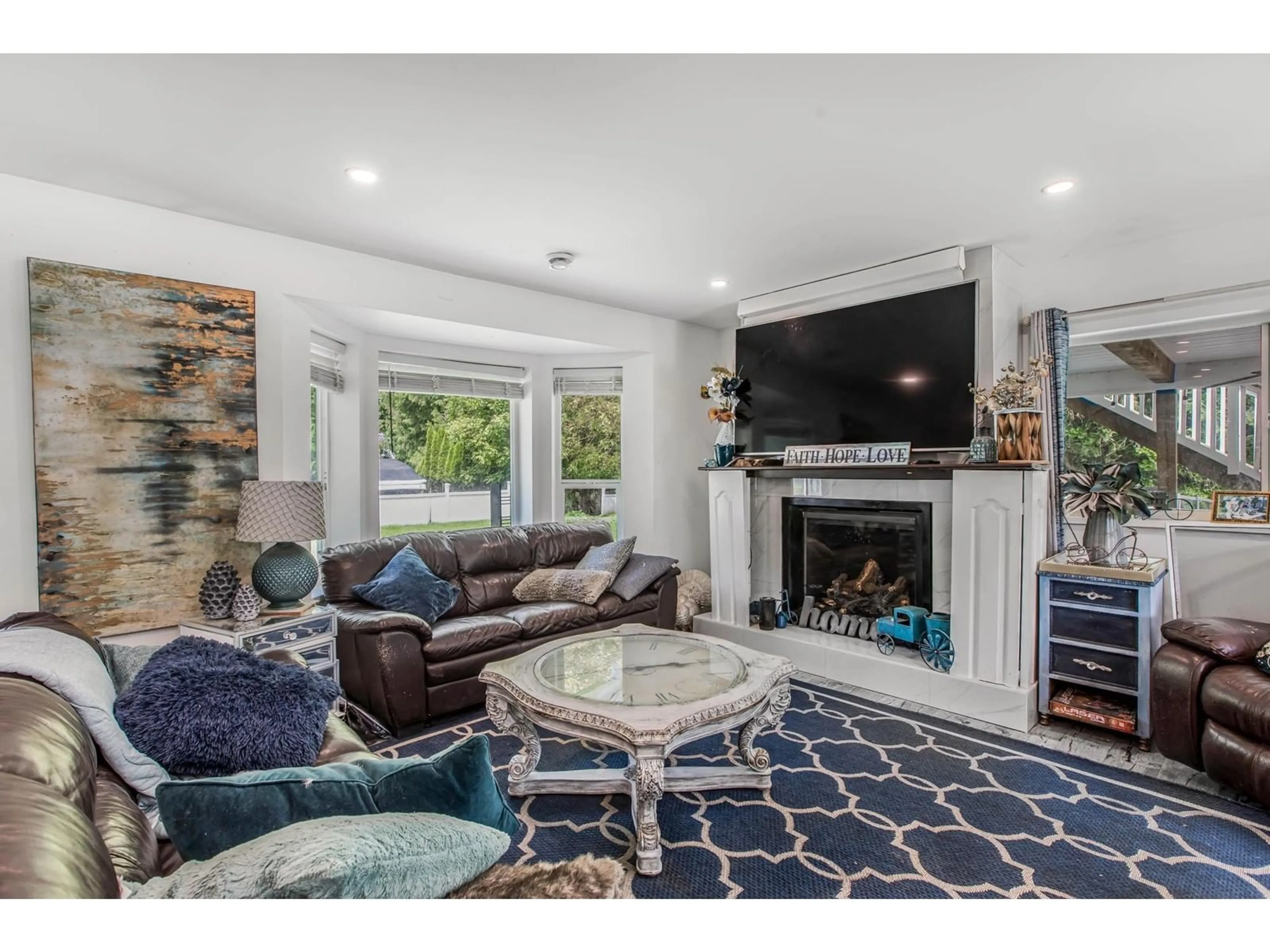 Living room with furniture, unknown for 15 - 29750 SANGARA, Abbotsford British Columbia V4X2G3