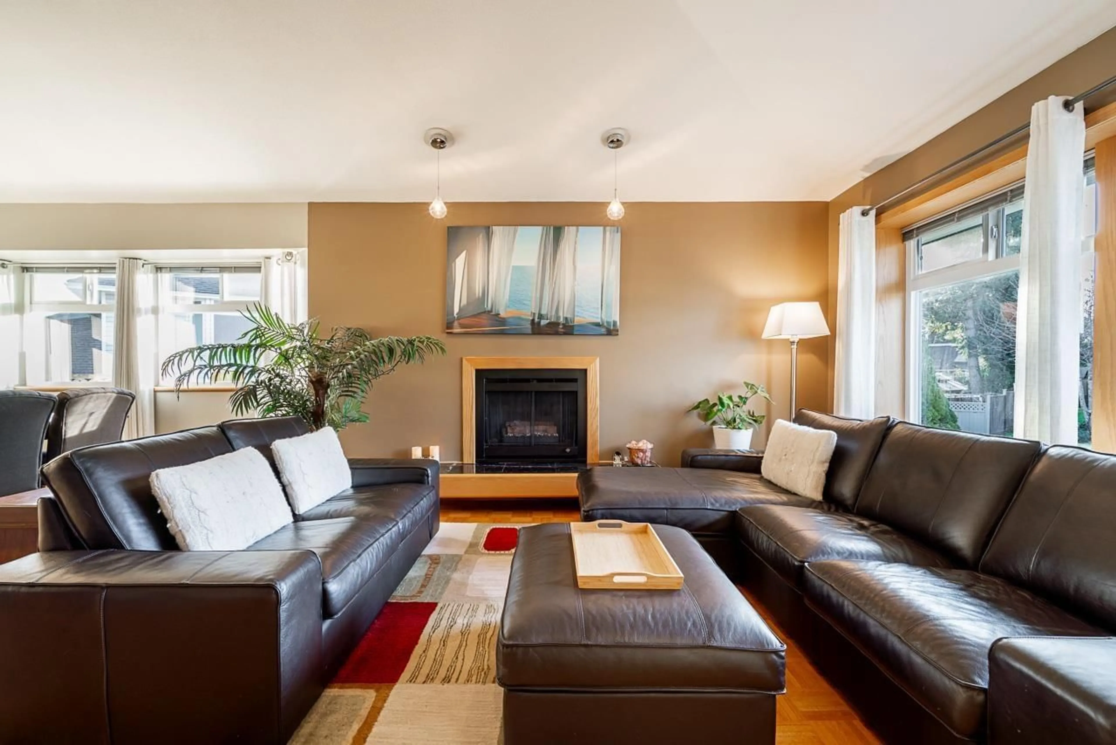 Living room with furniture, wood/laminate floor for 7926 161, Surrey British Columbia V4N0K3