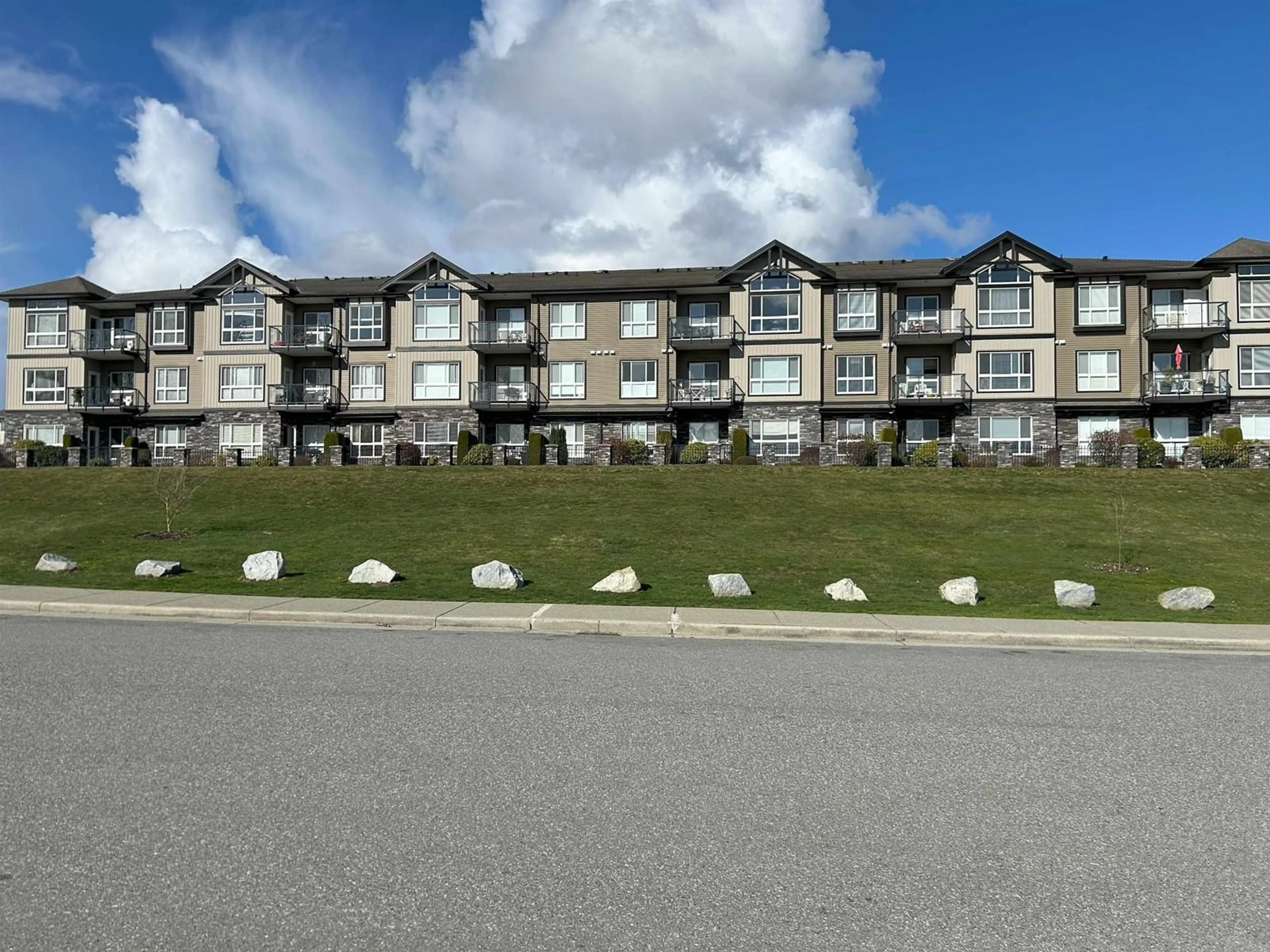 A pic from outside/outdoor area/front of a property/back of a property/a pic from drone, unknown for A314 - 33755 7TH, Mission British Columbia V2V0A4