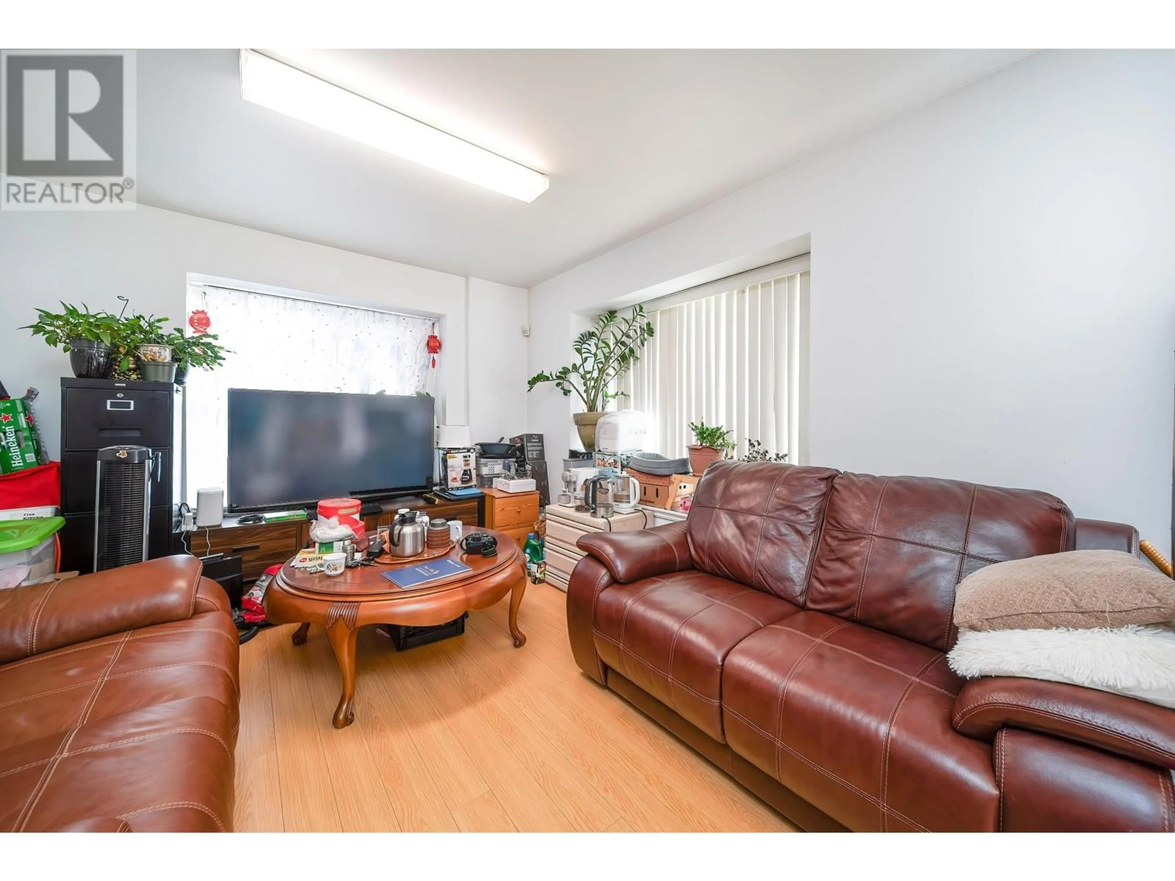 Living room with furniture, wood/laminate floor for 6789 GILLEY AVENUE, Burnaby British Columbia V5H3W8