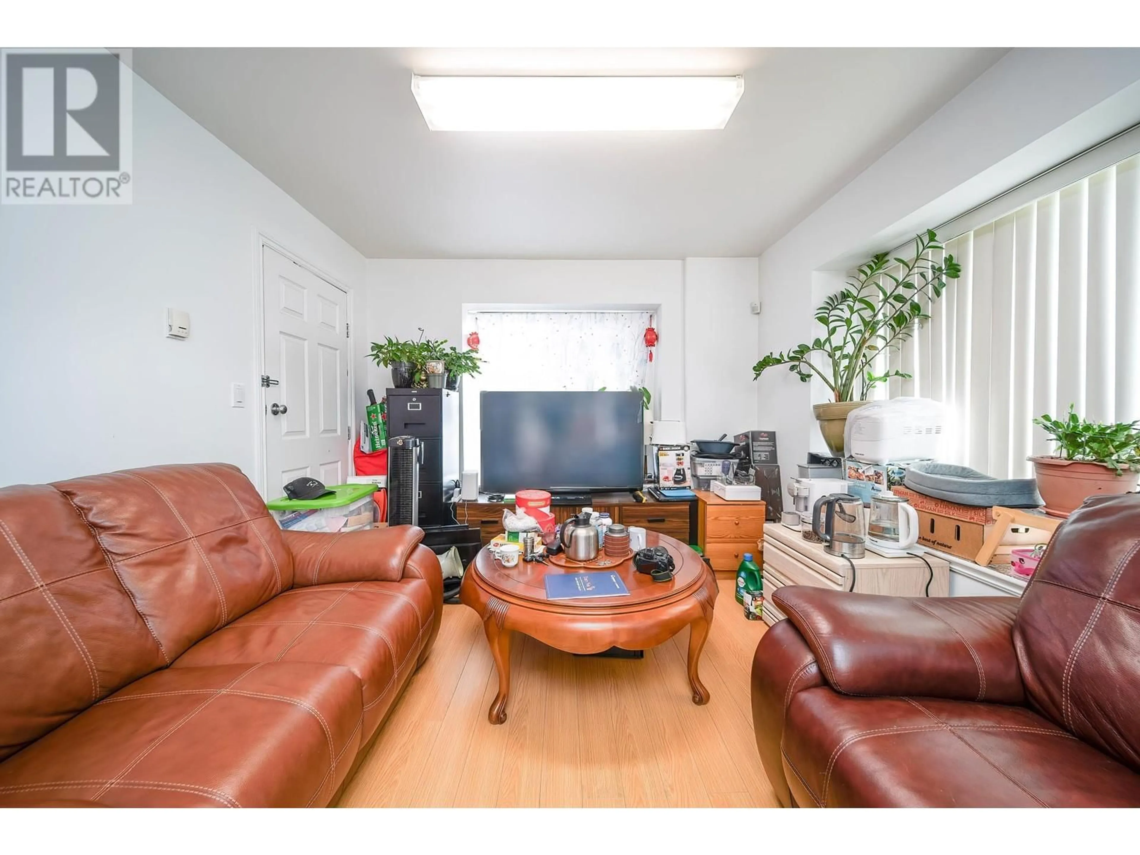 Living room with furniture, wood/laminate floor for 6789 GILLEY AVENUE, Burnaby British Columbia V5H3W8