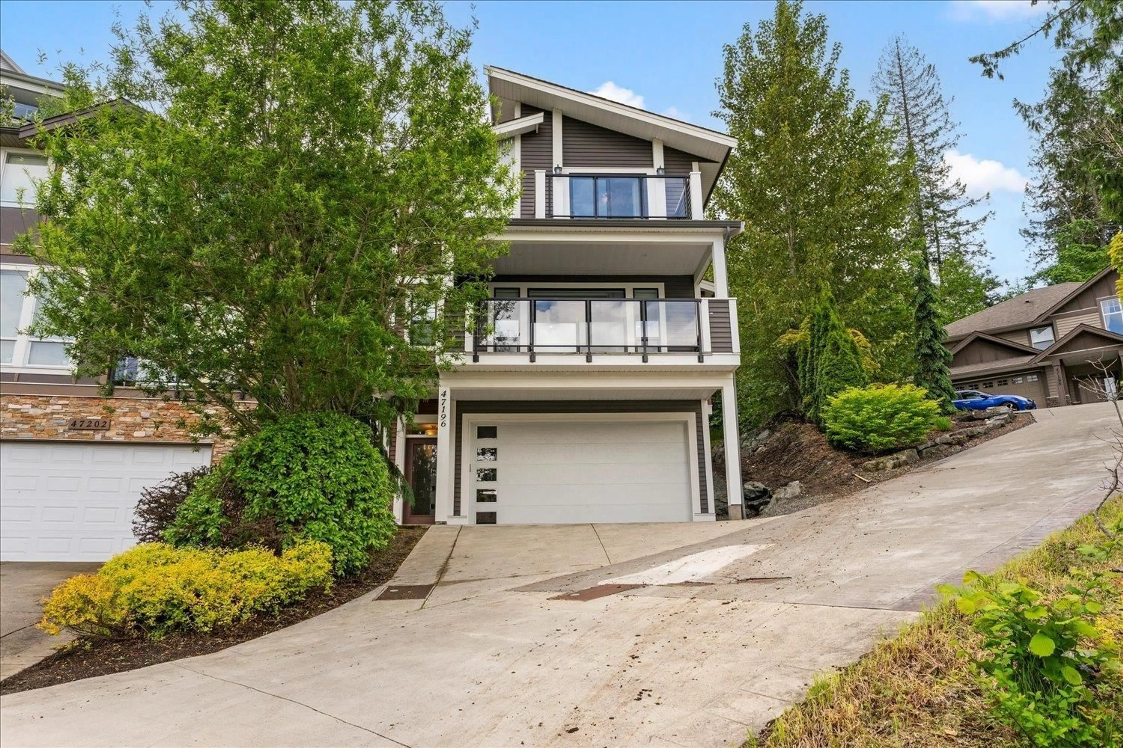 Home with vinyl exterior material, street for 47196 SKYLINE DRIVE, Chilliwack British Columbia V2R0R4