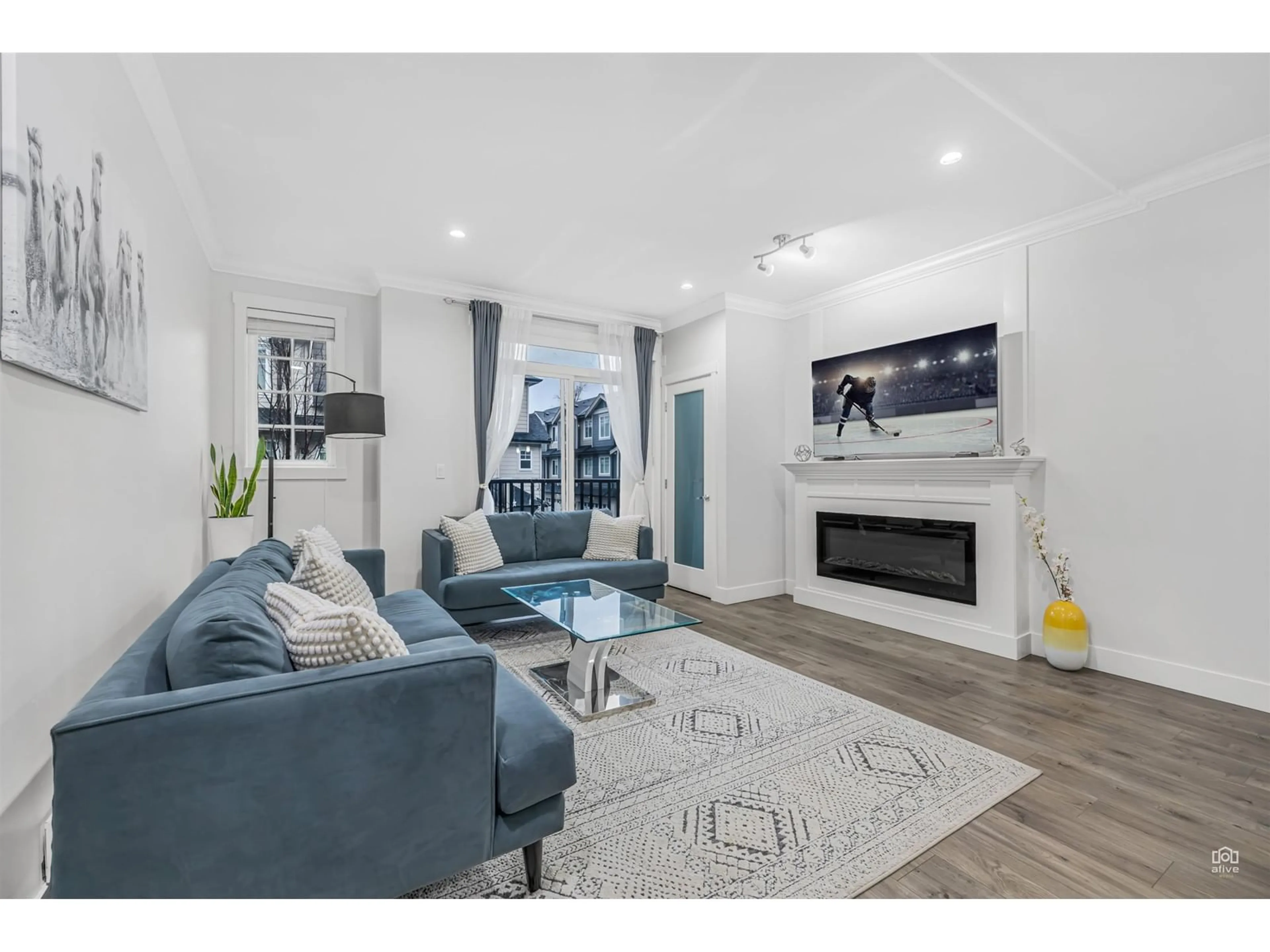 Living room with furniture, unknown for 10 - 13898 64, Surrey British Columbia V3W1L6