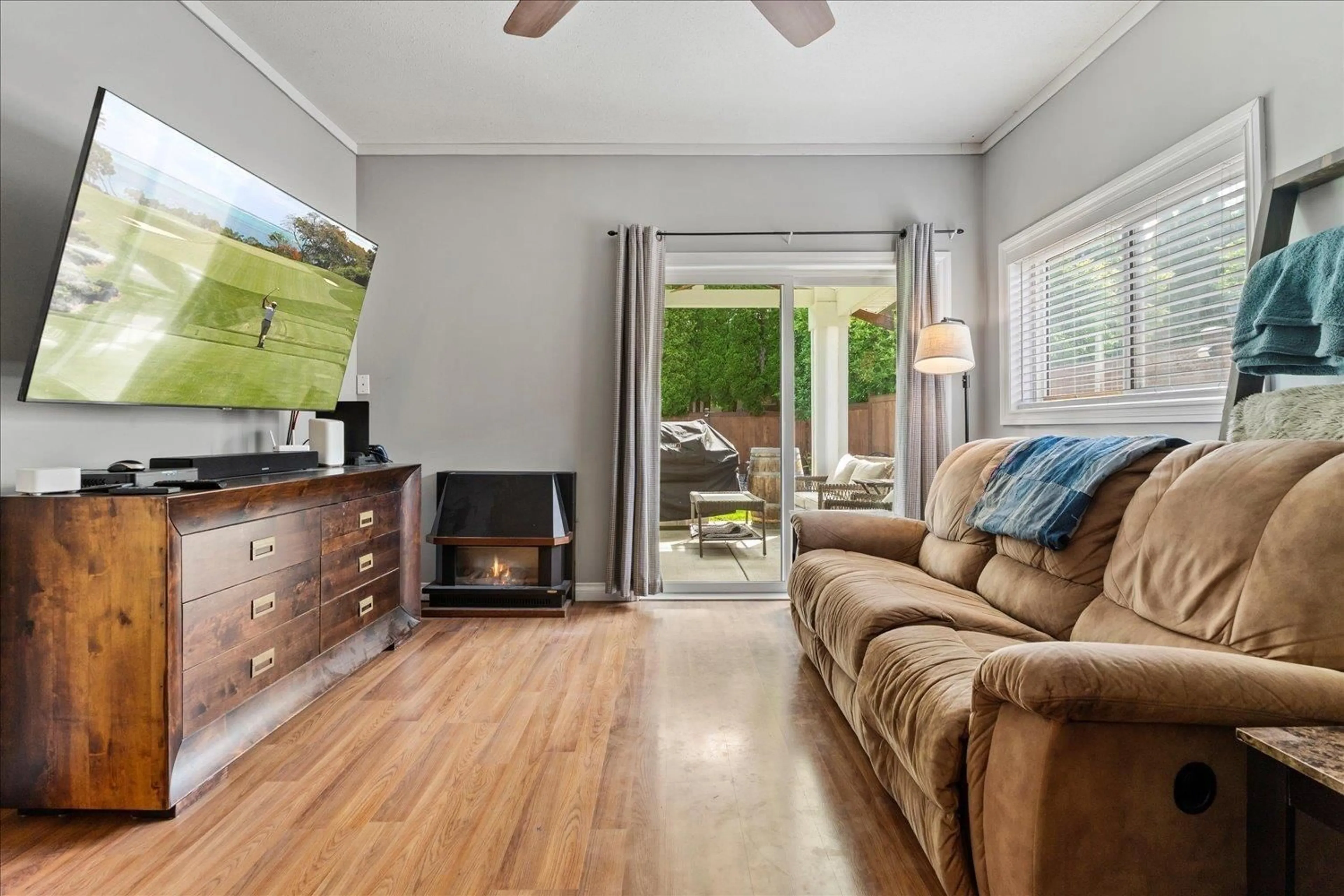 Living room with furniture, wood/laminate floor for 1688 PARKWOOD DRIVE, Agassiz British Columbia V0M1A2