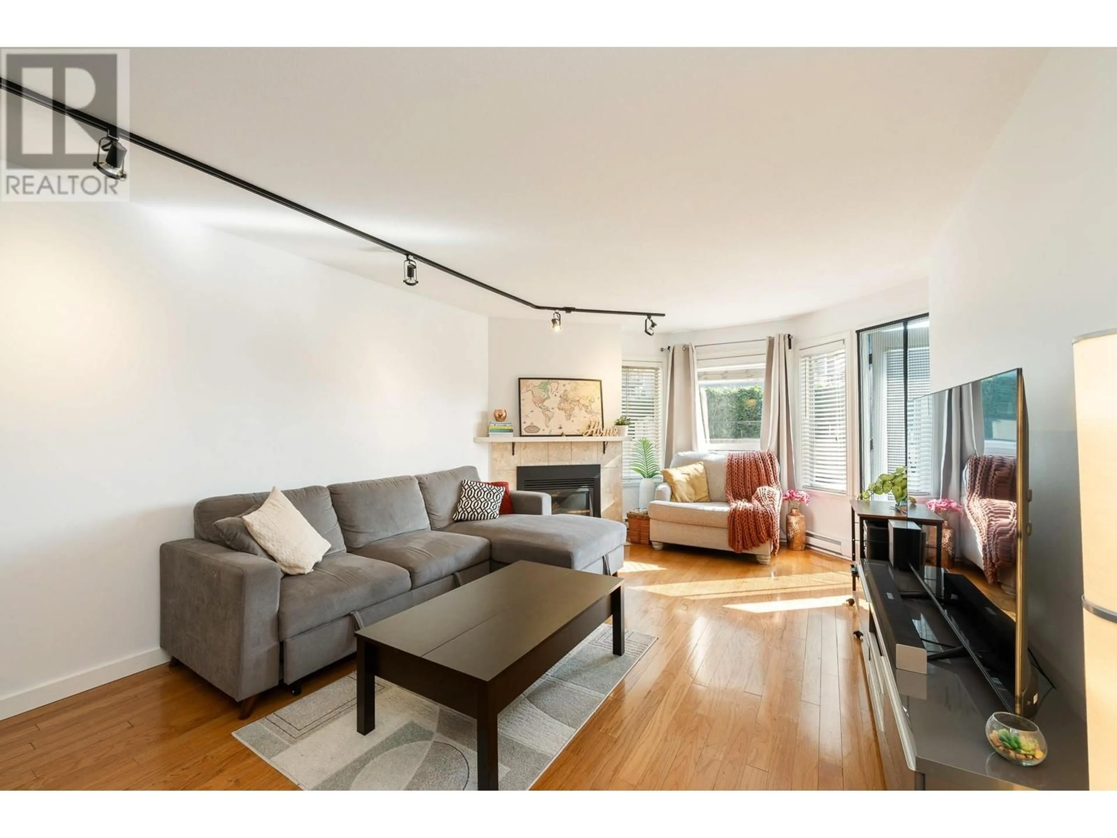 Living room with furniture, unknown for 105 - 175 4TH STREET, North Vancouver British Columbia V7M1H6
